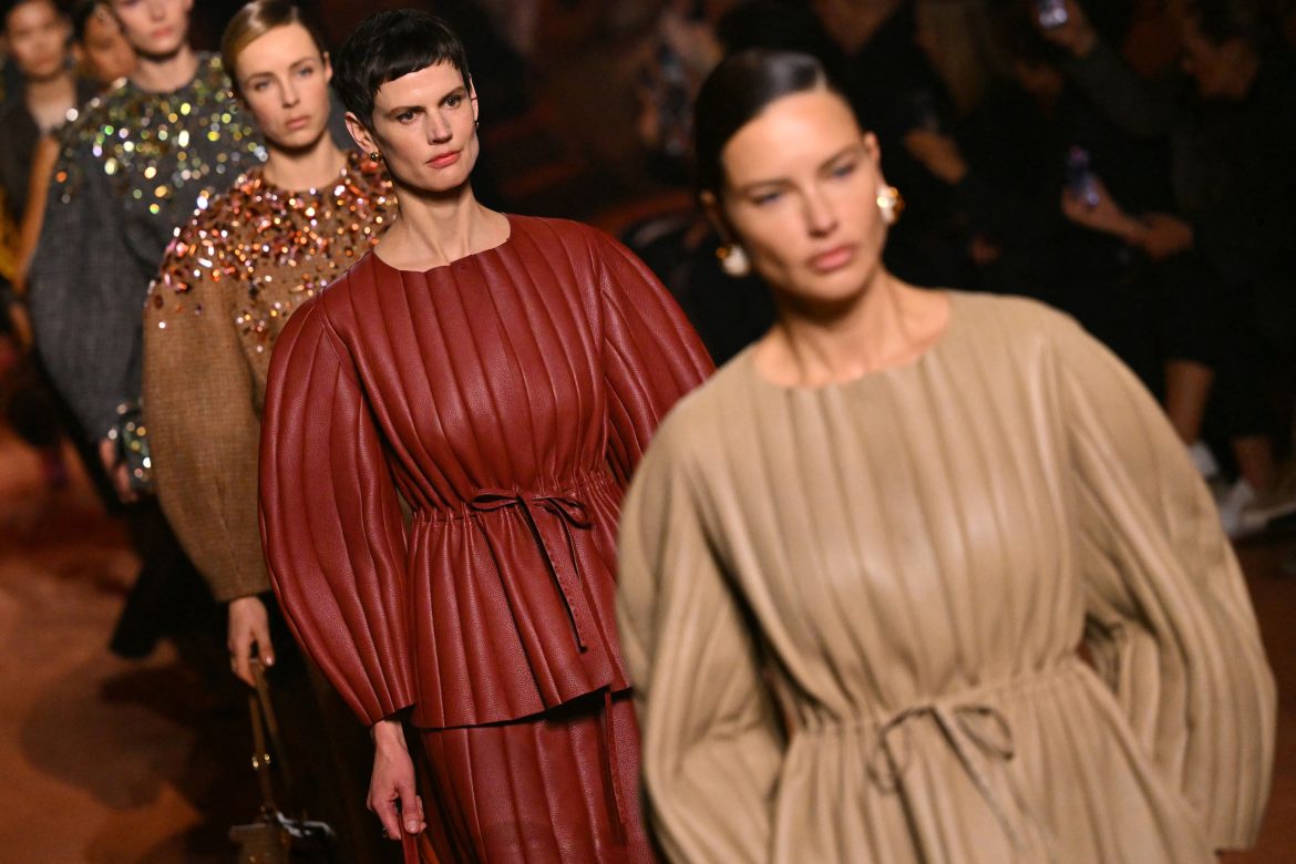 ​Fendi: una merecida ovación en el desfile otoño-invierno 2025/26 por el centenario de la firma 