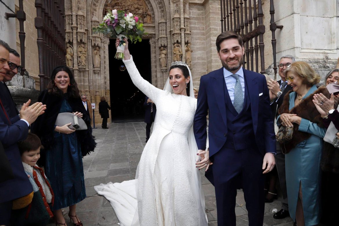 ​La boda de Magdalena González-Serna: del romántico ‘look’ y la tiara de la novia a Tana Ribera y Rocío Crusset como invitadas 