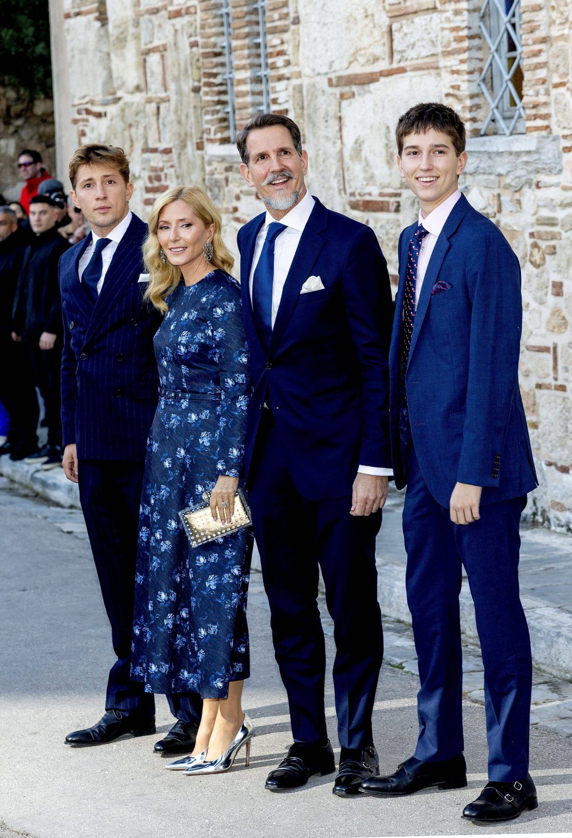 ​Los accesorios de invitada de boda más originales, los de Marie-Chantal Miller: pendientes de ‘orfebrería’, cartera de mano transparente y zapatos metalizados 