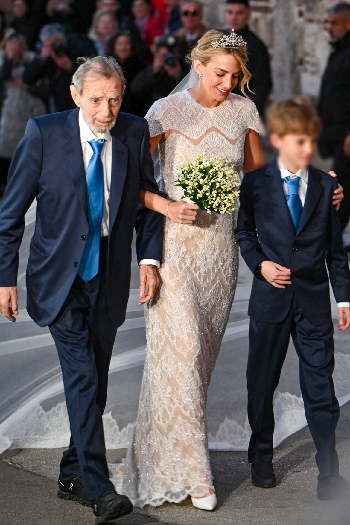 ​Chrysi Vardinogiannis, una novia de impacto: encaje y transparencias en su vestido de Costarellos bordado con cristales, y la tiara del Corsario, la misma que llevó Tatiana Blatnik en la primera boda de su marido, Nicolás de Grecia 