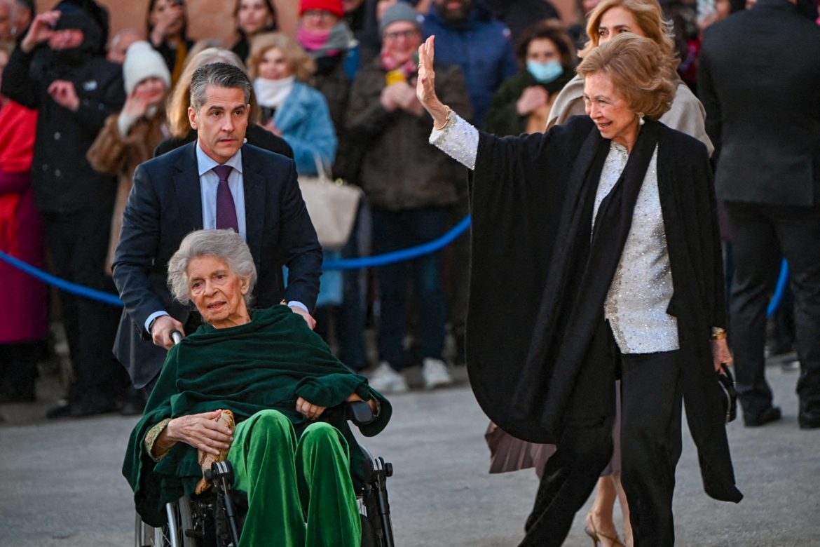 ​La reina Sofía recurre a la chaqueta de pedrería de los últimos premios Princesa de Asturias para la boda de Nicolás de Grecia y Chrysi Vardinogiannis 