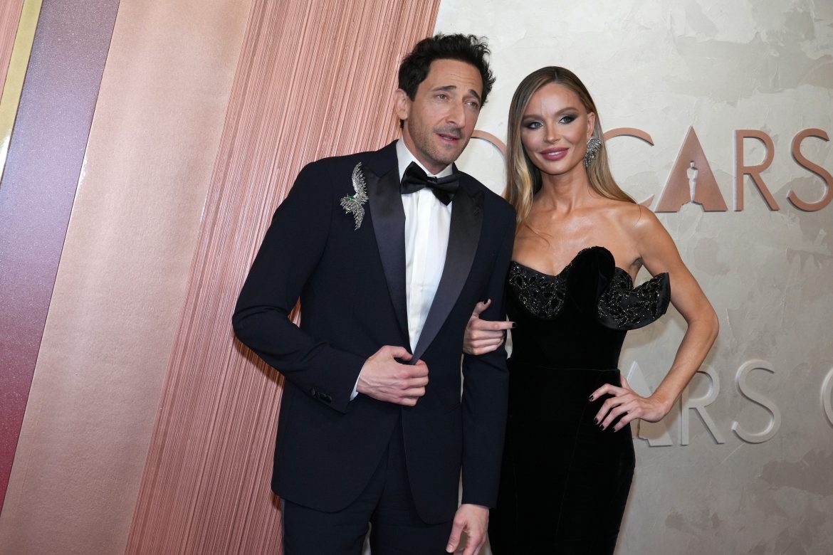 ​Adrien Brody le lanza el chicle a su novia Georgina Chapman antes de subirse al escenario de los Oscar 