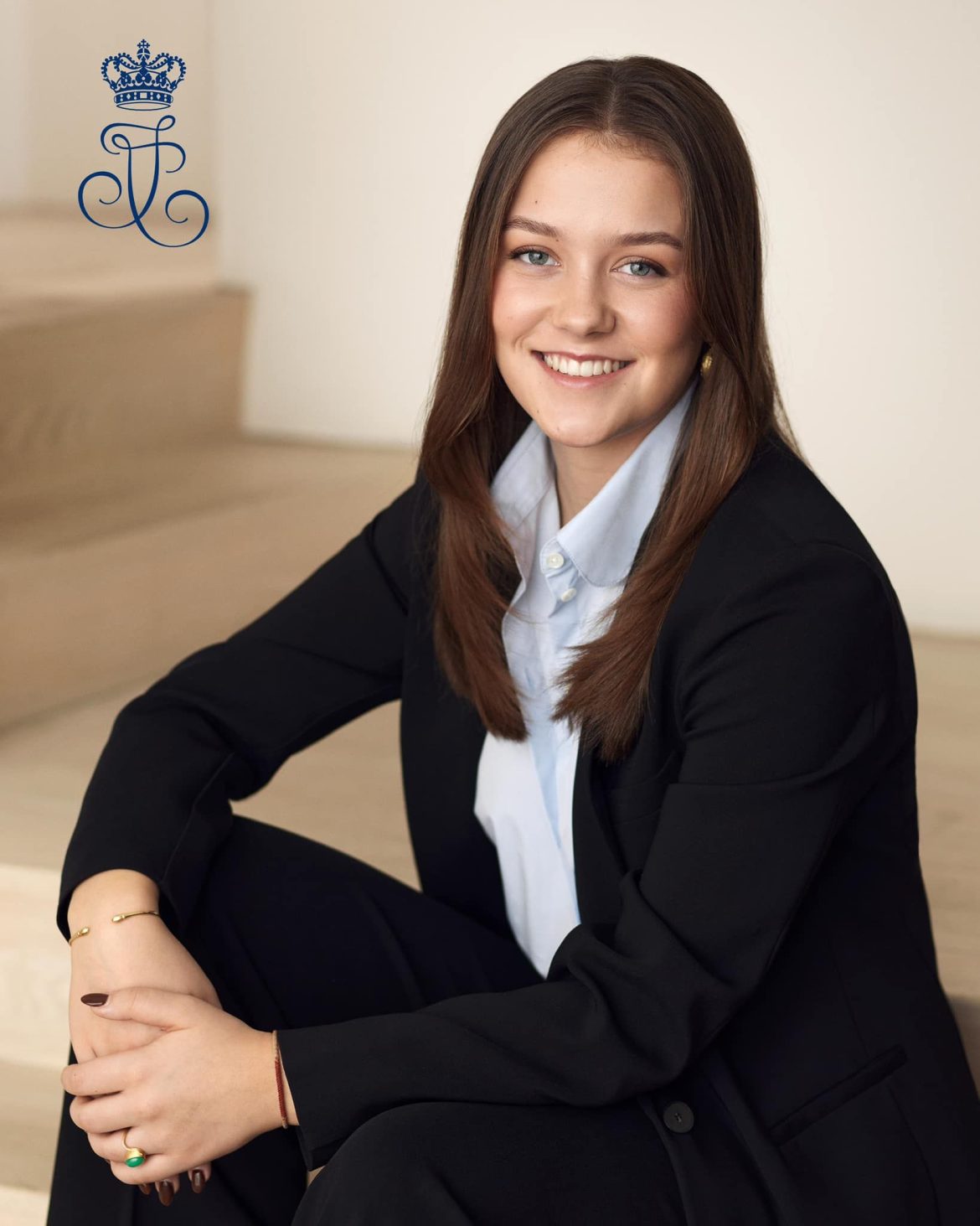 ​El nuevo retrato oficial de Isabella de Dinamarca a un mes de cumplir los 18 años: traje de chaqueta clásico y la manicura favorita de la Gen Z 