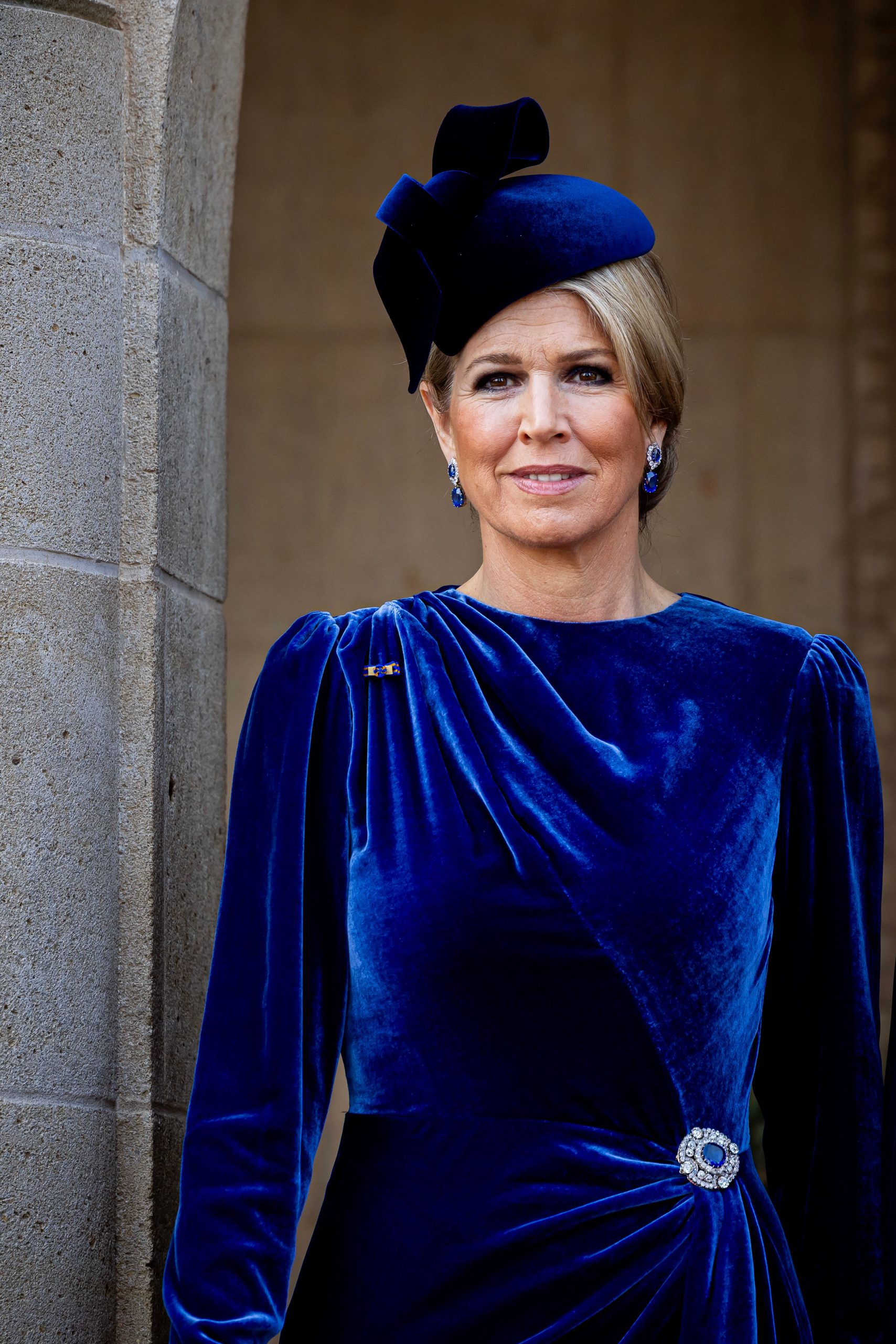 ​Máxima de Holanda, zafiros y vestido de terciopelo de Costarellos (diseñador del traje de novia de Chrysi Vardinogianni) para su visita a Chipre 