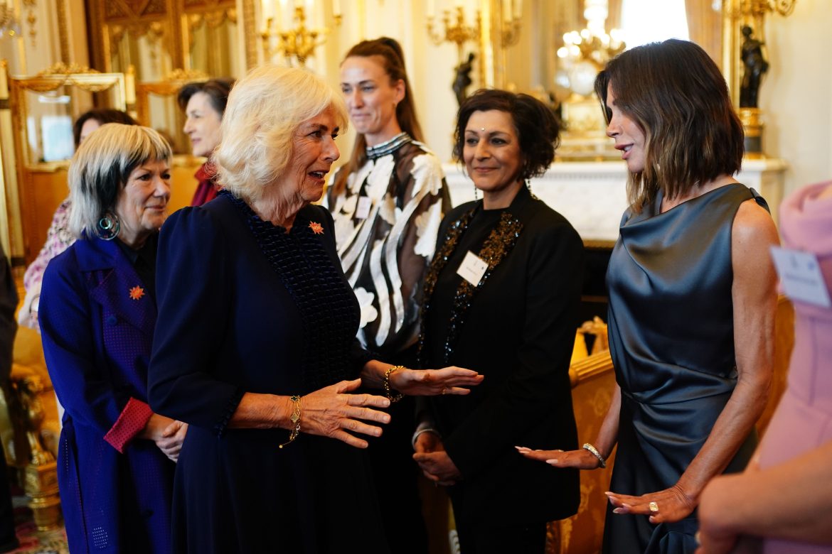 ​Victoria Beckham, con el vestido de satén drapeado que enamoraría a Letizia, es recibida por Camilla en Buckingham 