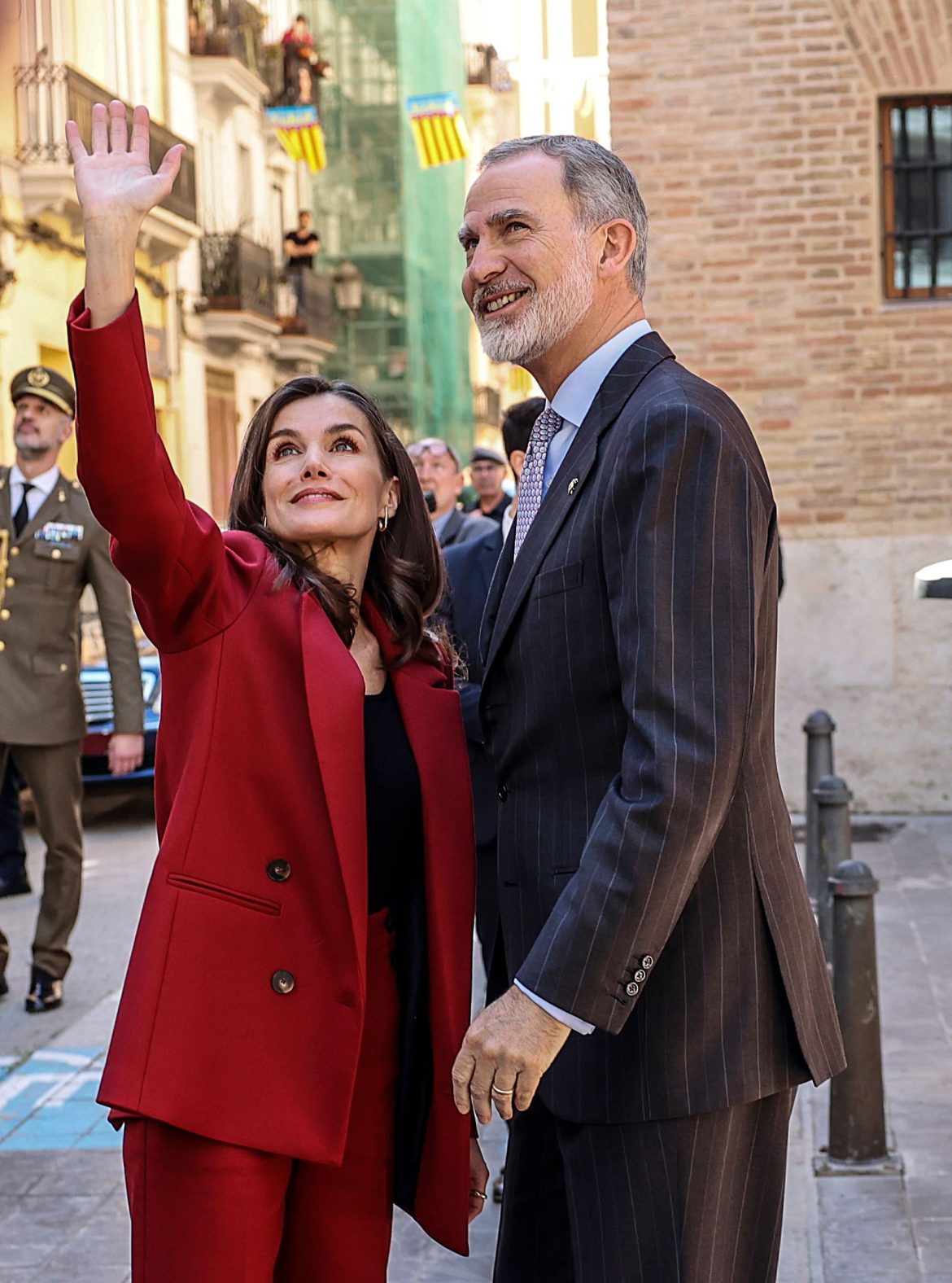 ​Felipe y Letizia, en Valencia con los afectados por la dana: saludos, selfies y un nuevo guiño estilístico de la reina 