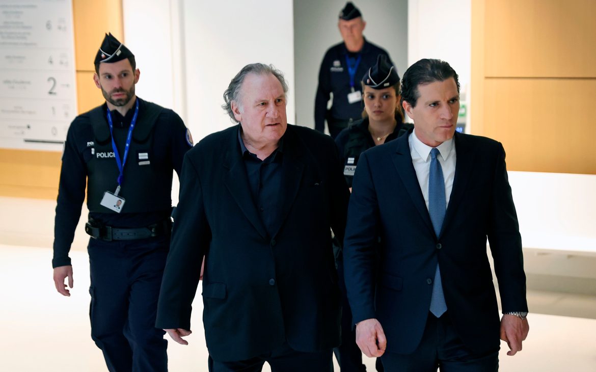 ​El juicio contra Gérard Depardieu por agresión sexual: un inicio marcado por la tensión, el (larguísimo) monólogo de su abogado y las necesidades médicas del actor 