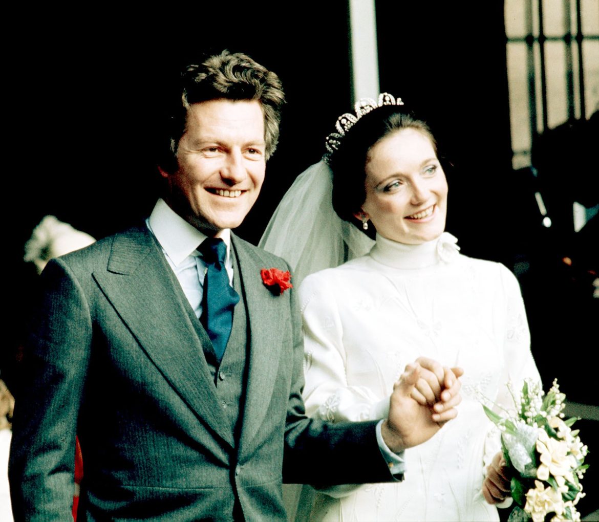 ​⁠50 años de la boda de Patrick Anson, quinto conde de Lichfield, y Lady Leonora Grosvenor: vestido de novia de Dior e Isabel II y la reina madre entre las invitadas 