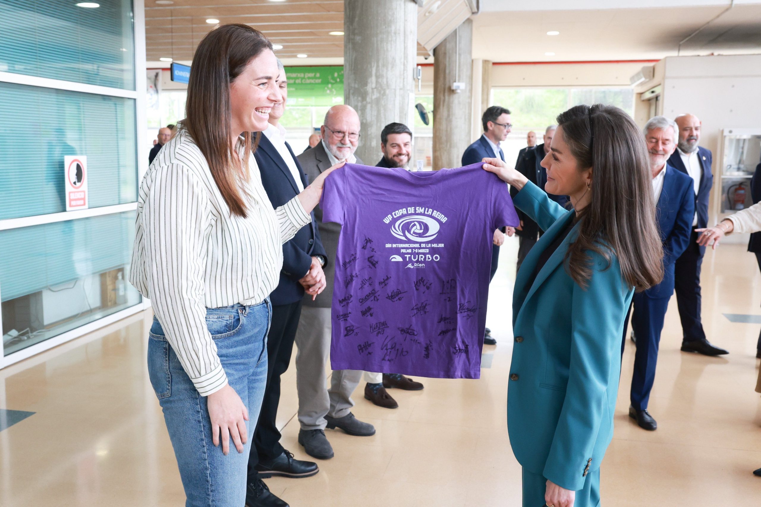 ​Letizia debuta en la final de la Copa de la Reina de waterpolo: pendientes mallorquines con guiño a Leonor y camiseta de agradecimiento 