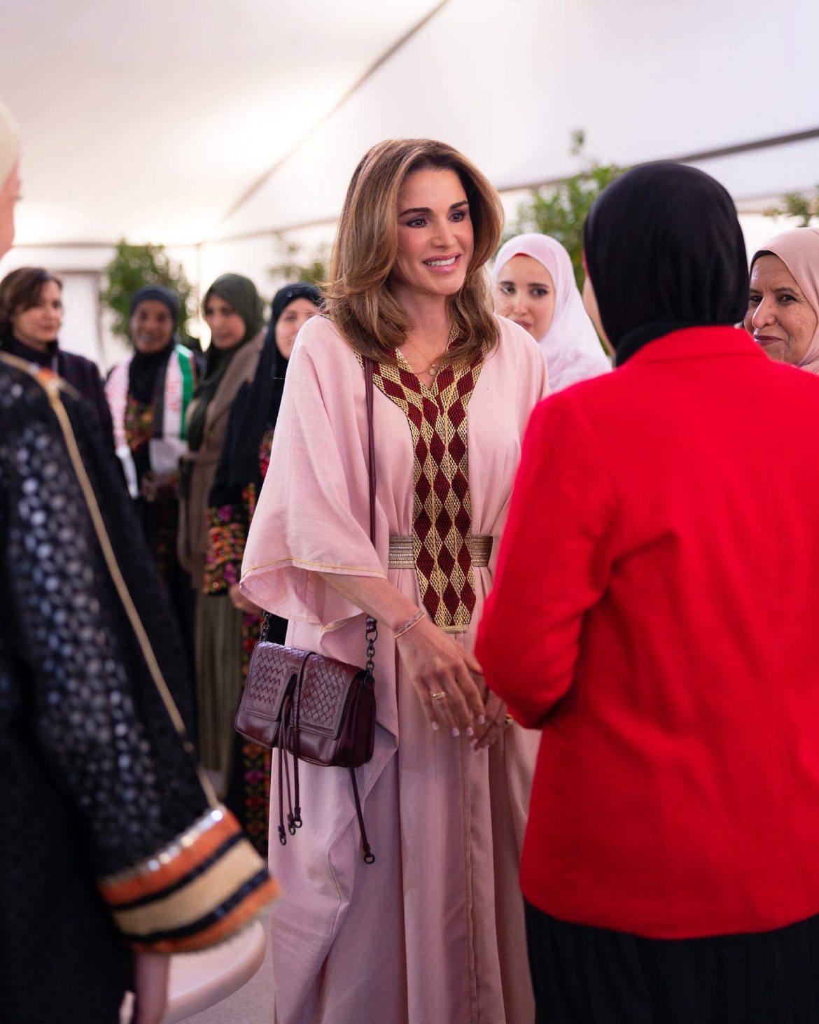 ​Una pulsera de oro y diamantes con mensaje: la joya más especial de Rania de Jordania 