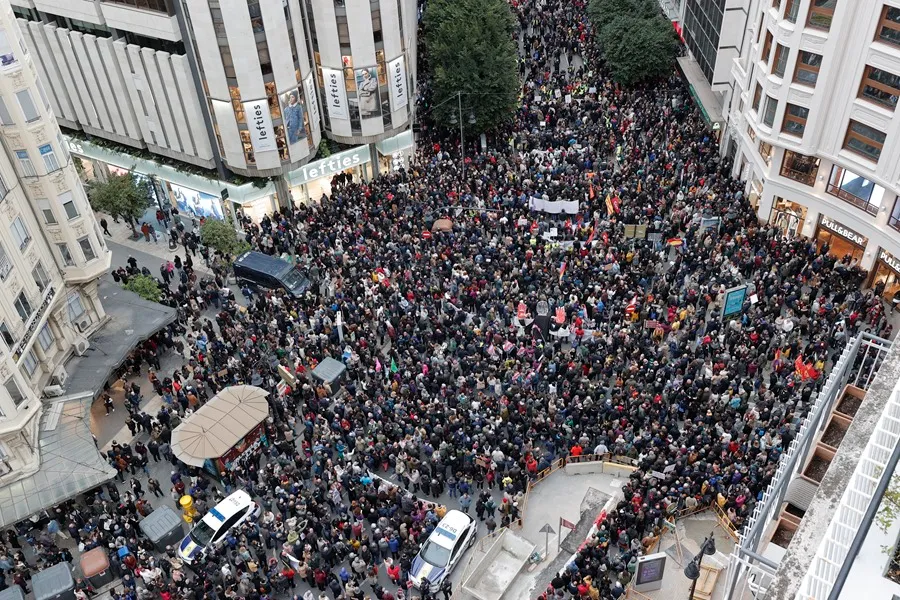 Más de 30.000 personas vuelven a exigir la dimisión de Mazón: “No aguantamos más”