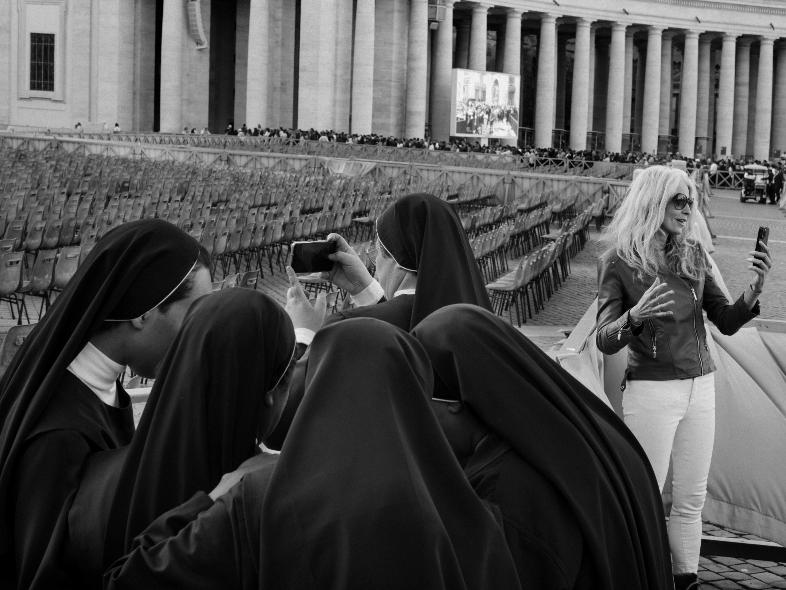 ​Escenas de un país diminuto en un día inolvidable para el mundo: el multitudinario funeral del papa Francisco hace historia en el Vaticano 