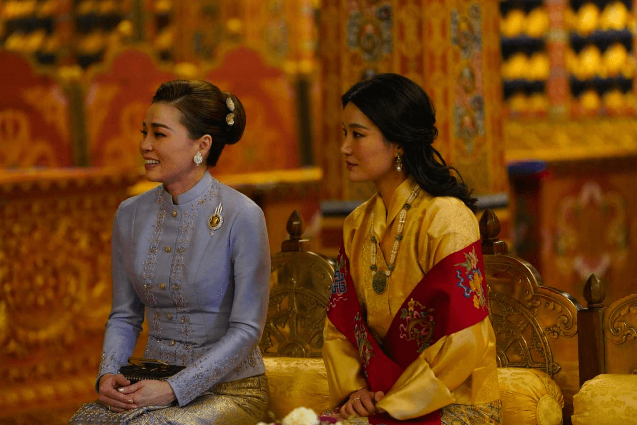 ​La foto que ya nadie esperaba: Suthida de Tailandia y la Reina Dragón de Bután, juntas en el primer viaje oficial al extranjero del rey Vajiralongkorn 