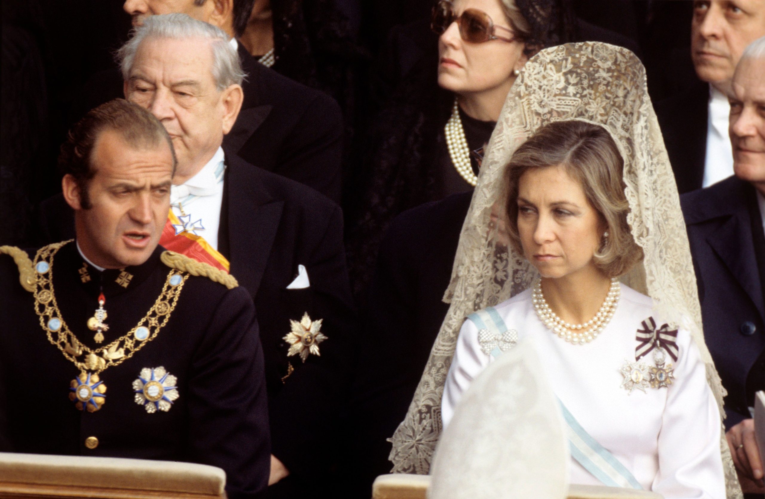 ​Una imagen irrepetible: cuando la reina Sofía usó el “privilegio de blanco” en el funeral de un papa 