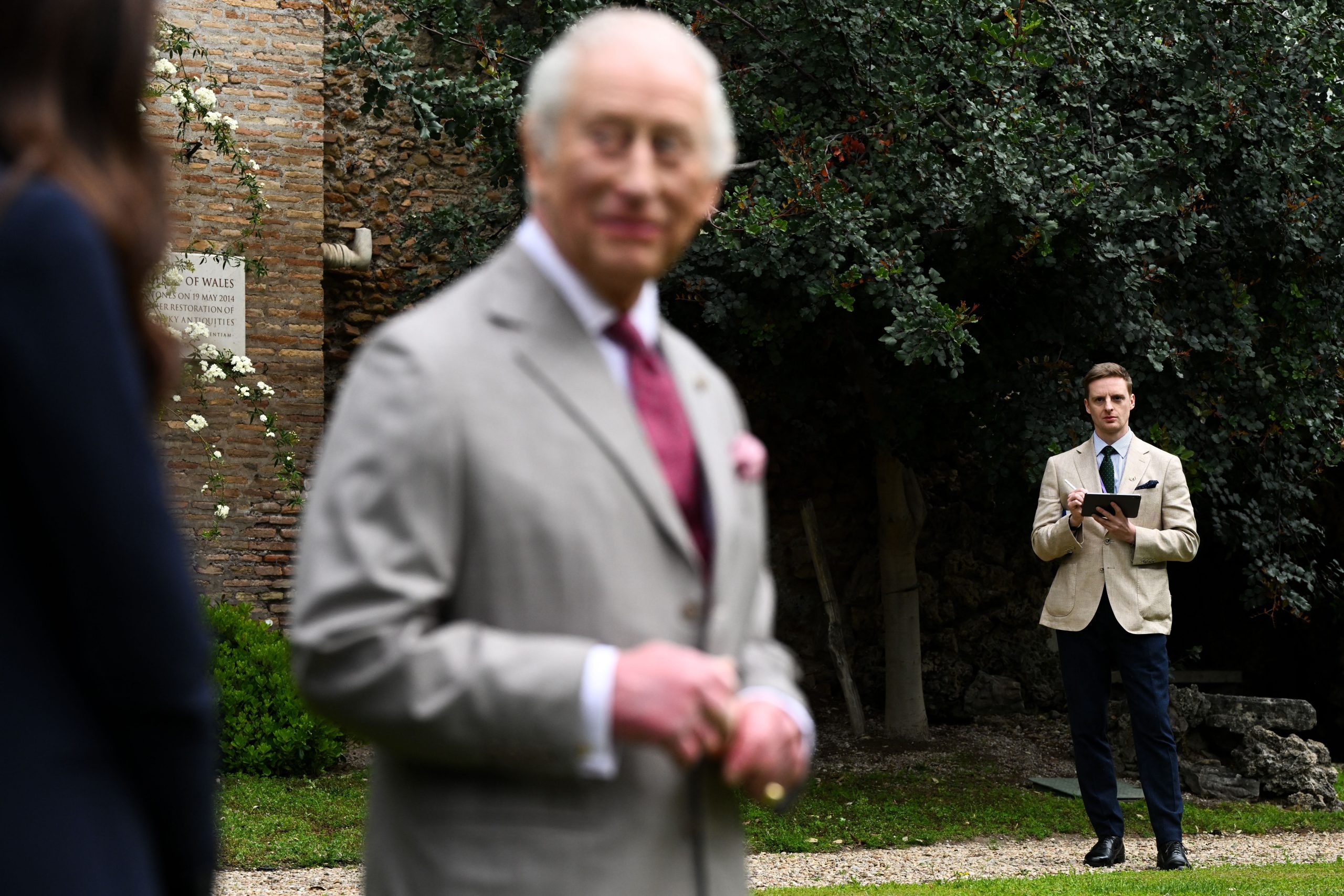 ​Los artistas que siguen a Carlos III en sus viajes desde hace 40 años, una tradición en desuso de las familias reales que regresa a Buckingham 