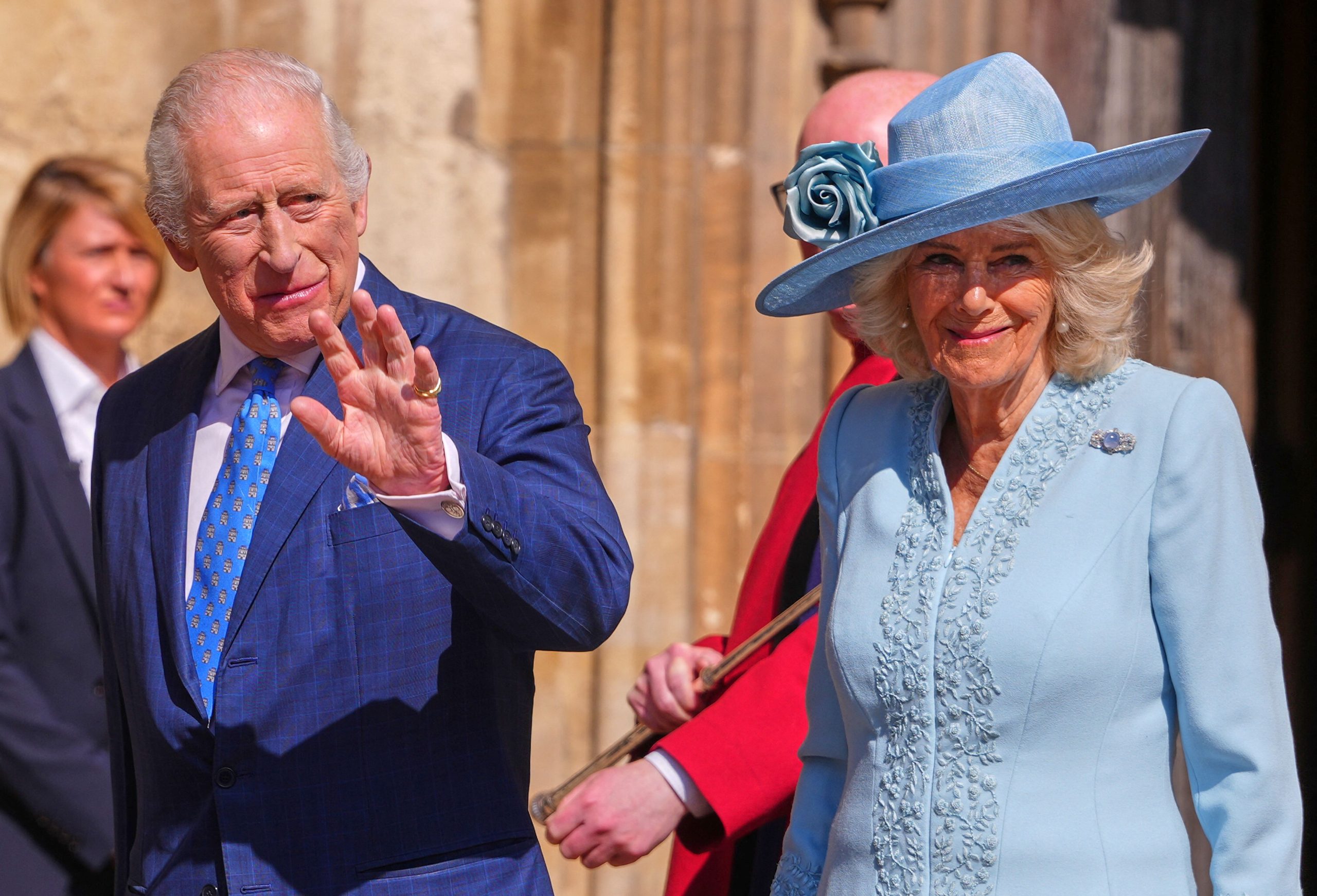 ​El príncipe Andrés en lugar de Kate Middleton y Guillermo: Carlos III y Camilla reúnen a parte de la familia real en la misa del Domingo de Pascua 