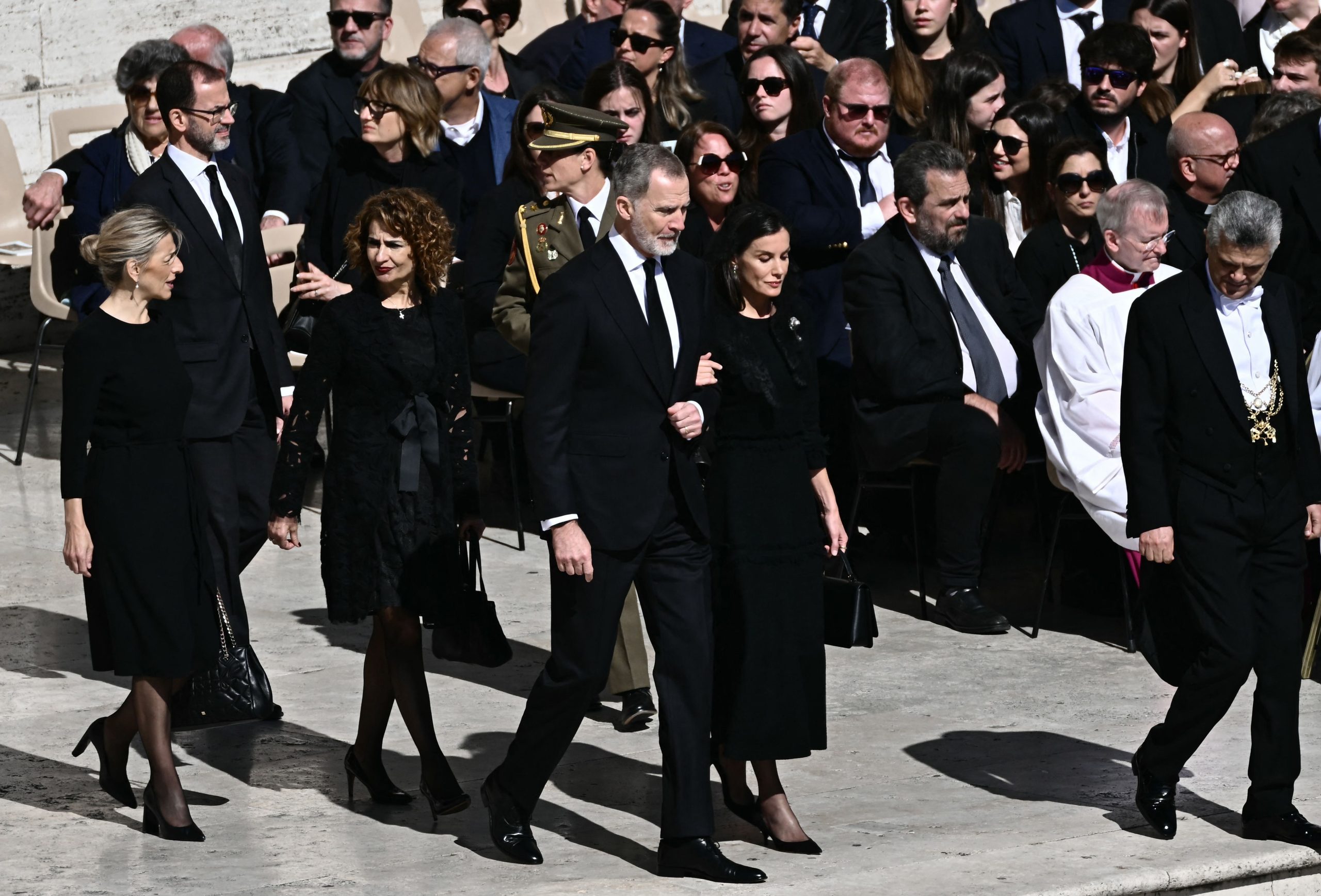 ​Sin peineta, pero con mantilla y una de las joyas de pasar: la reina Letizia asiste al funeral del papa Francisco con Felipe VI 