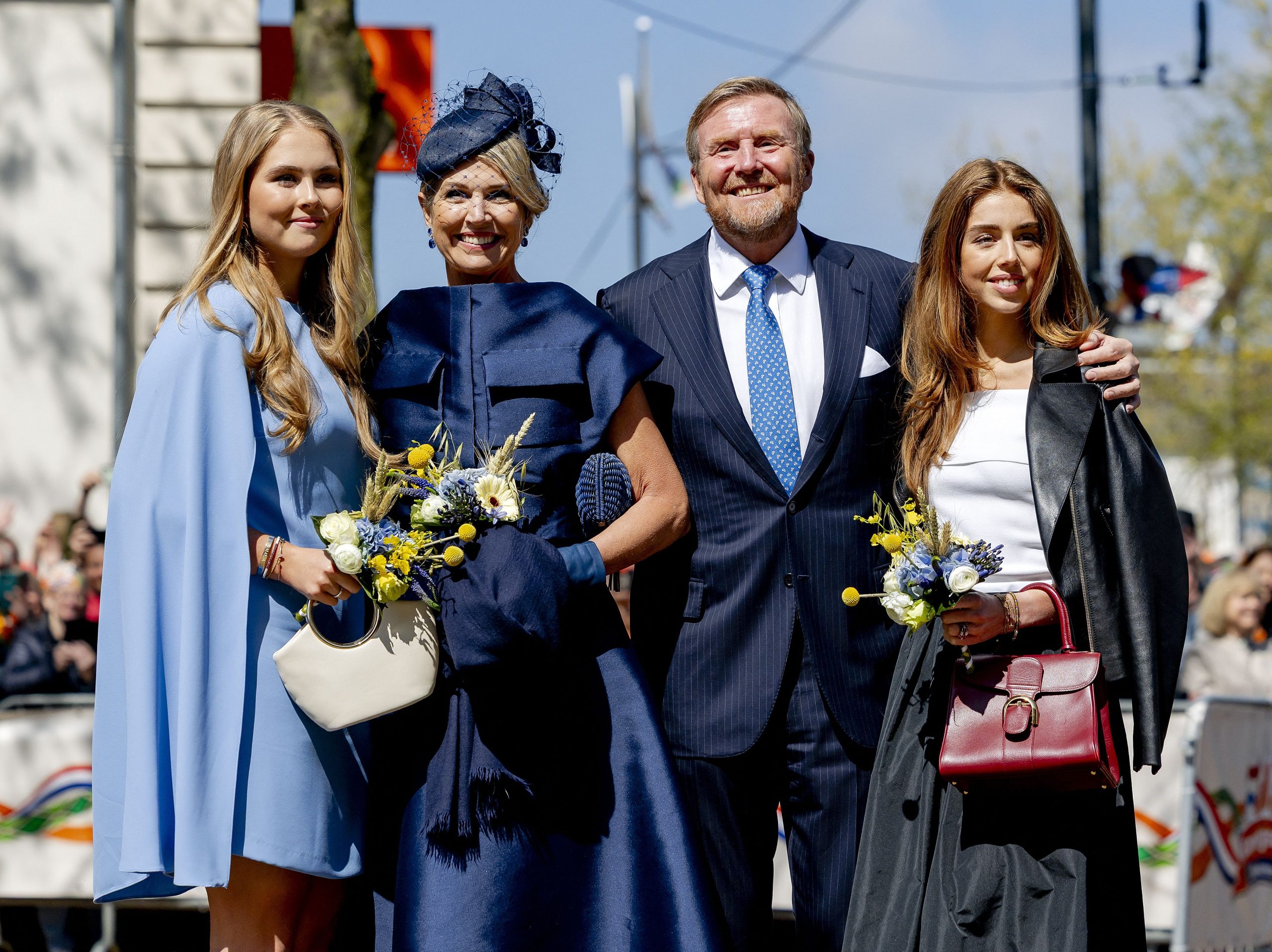 ​“Un día con dos caras”: Máxima de Holanda celebra con sus hijas Amalia y Alexia el cumpleaños del rey Guillermo mientras las demás familias reales despiden al Papa 