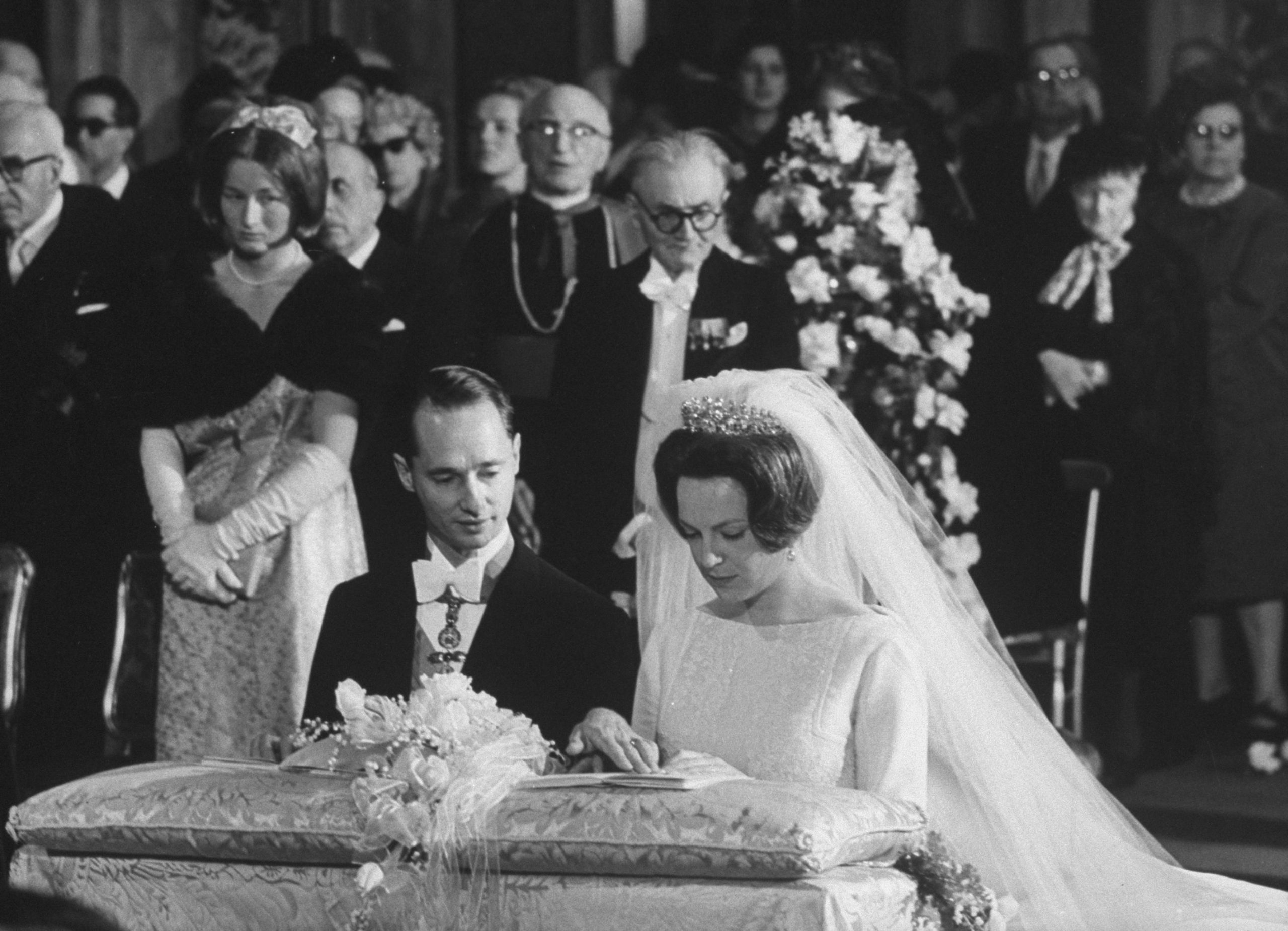 ​La boda de la princesa Irene de los Países Bajos y el príncipe Carlos Hugo de Borbón-Parma: un enlace muy polémico en la Basílica de Santa María la Mayor de Roma (donde está enterrado el papa Francisco) y con la ausencia de la familia real holandesa 