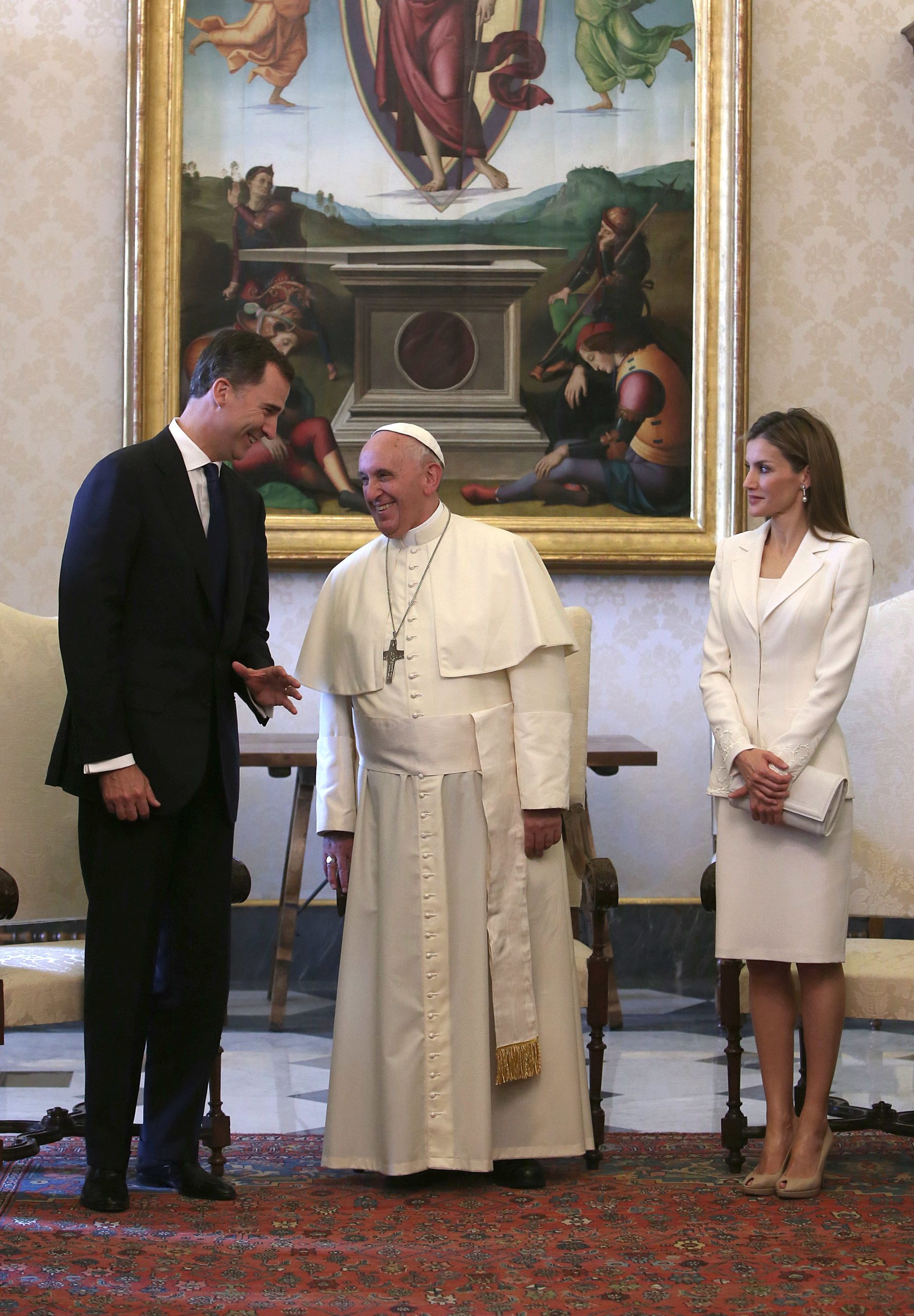 ​Qué es el ‘privilegio de blanco’: la tradición que siguen Letizia, Sofía y otras reinas católicas que visitan al papa (y por qué Máxima no) 