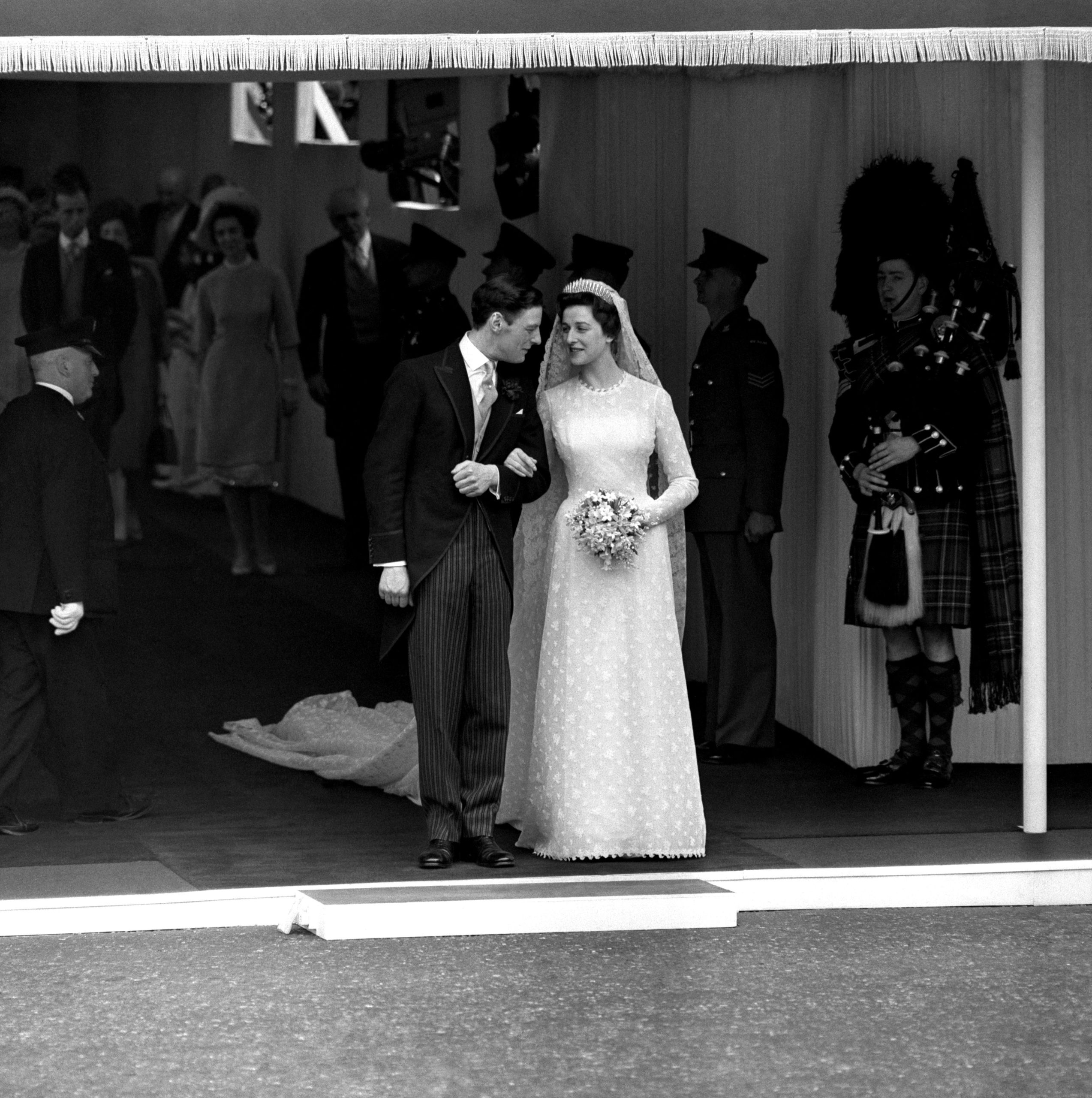 ​La boda de Alejandra de Kent y Angus Ogilvy: un enlace con la asistencia de Isabel II, un vestido con encaje traído en secreto y una retransmisión con más de 200 millones de telespectadores 