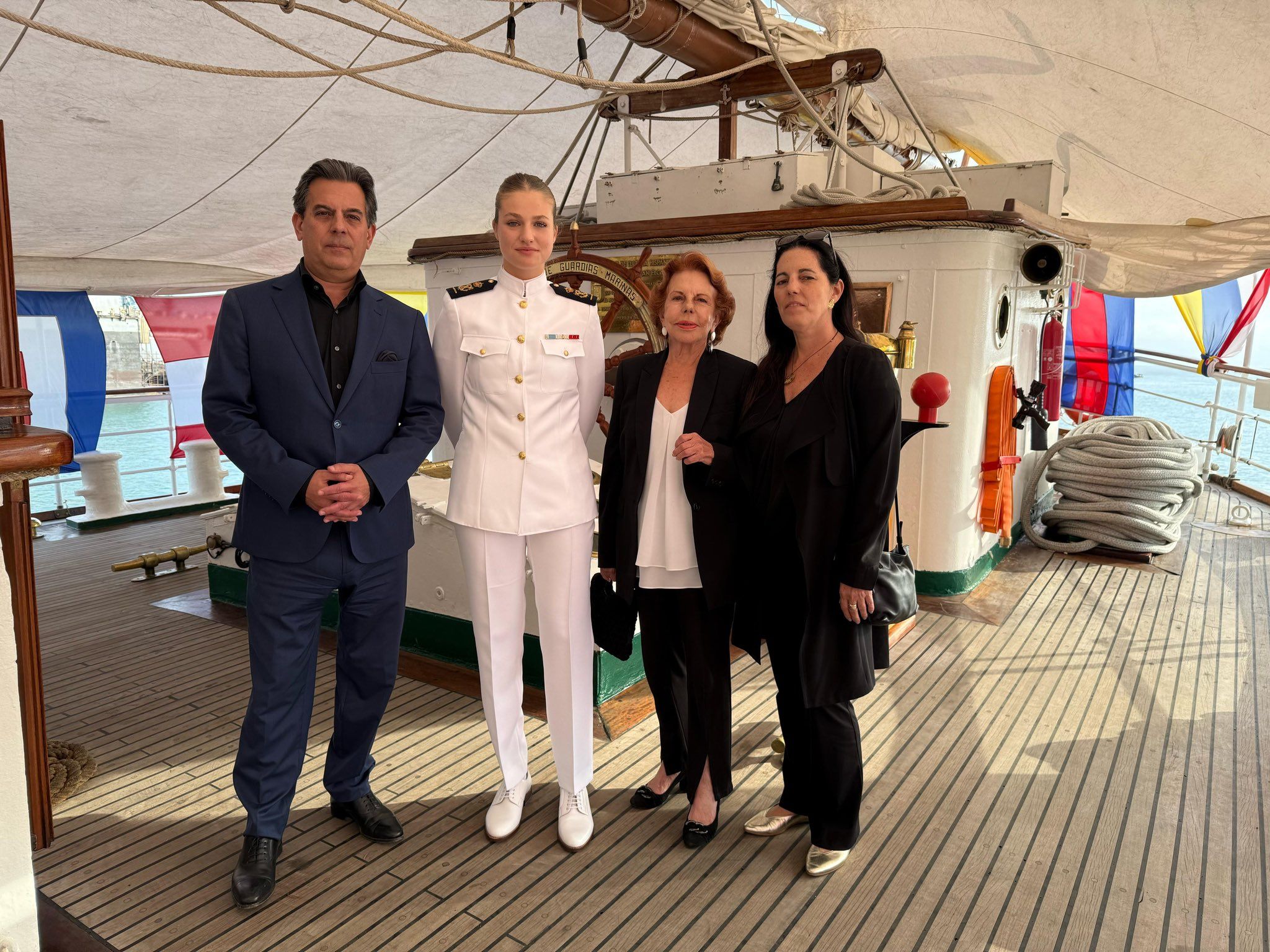​La princesa Leonor recibe a la familia de Mario Vargas Llosa a bordo de ‘Elcano’ durante su paso por Perú 