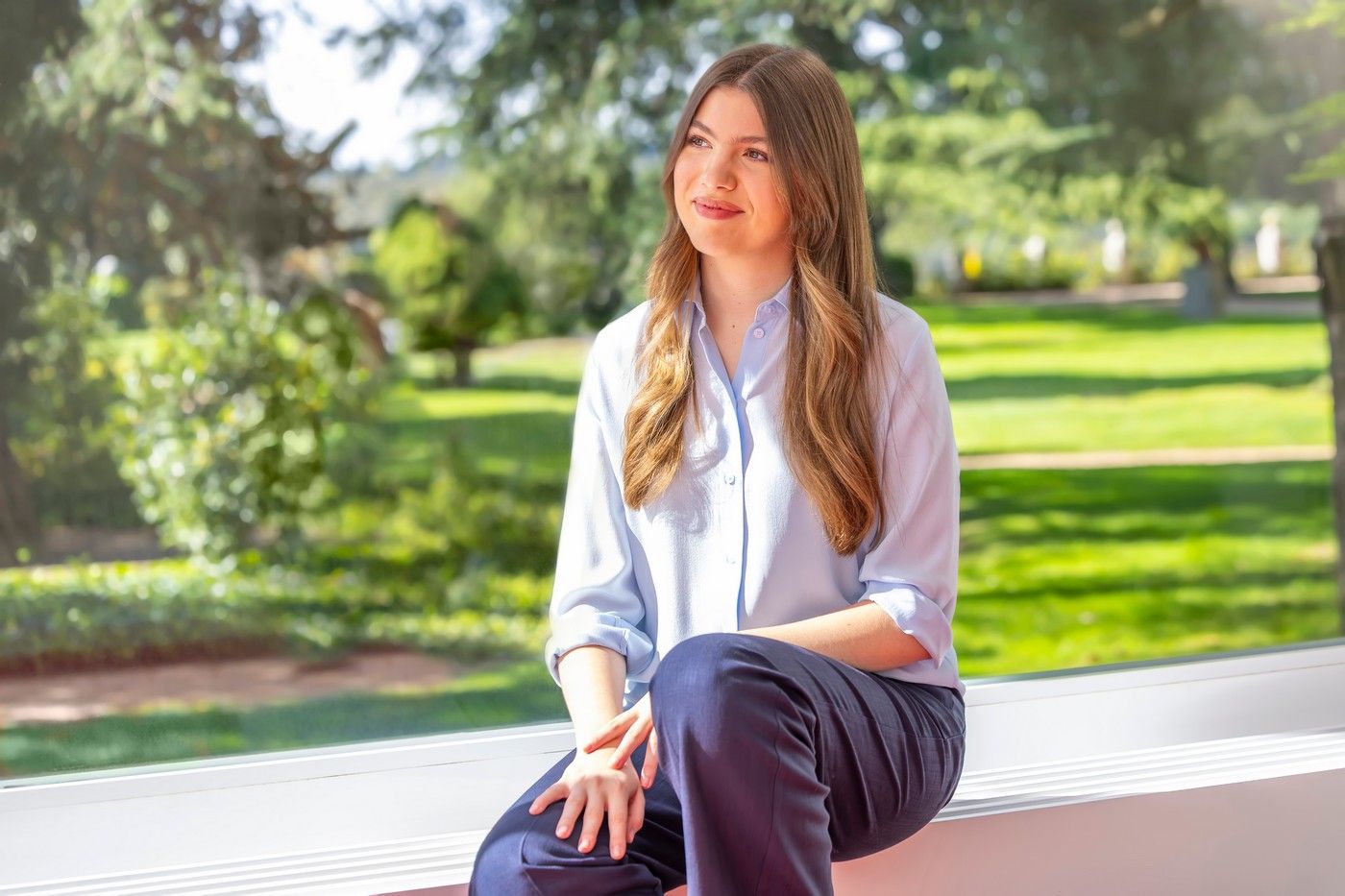 ​La Casa Real publica los posados oficiales de la infanta Sofía por su 18º cumpleaños: en los jardines de la Zarzuela, con un look básico, sin joyas y una gran sonrisa 