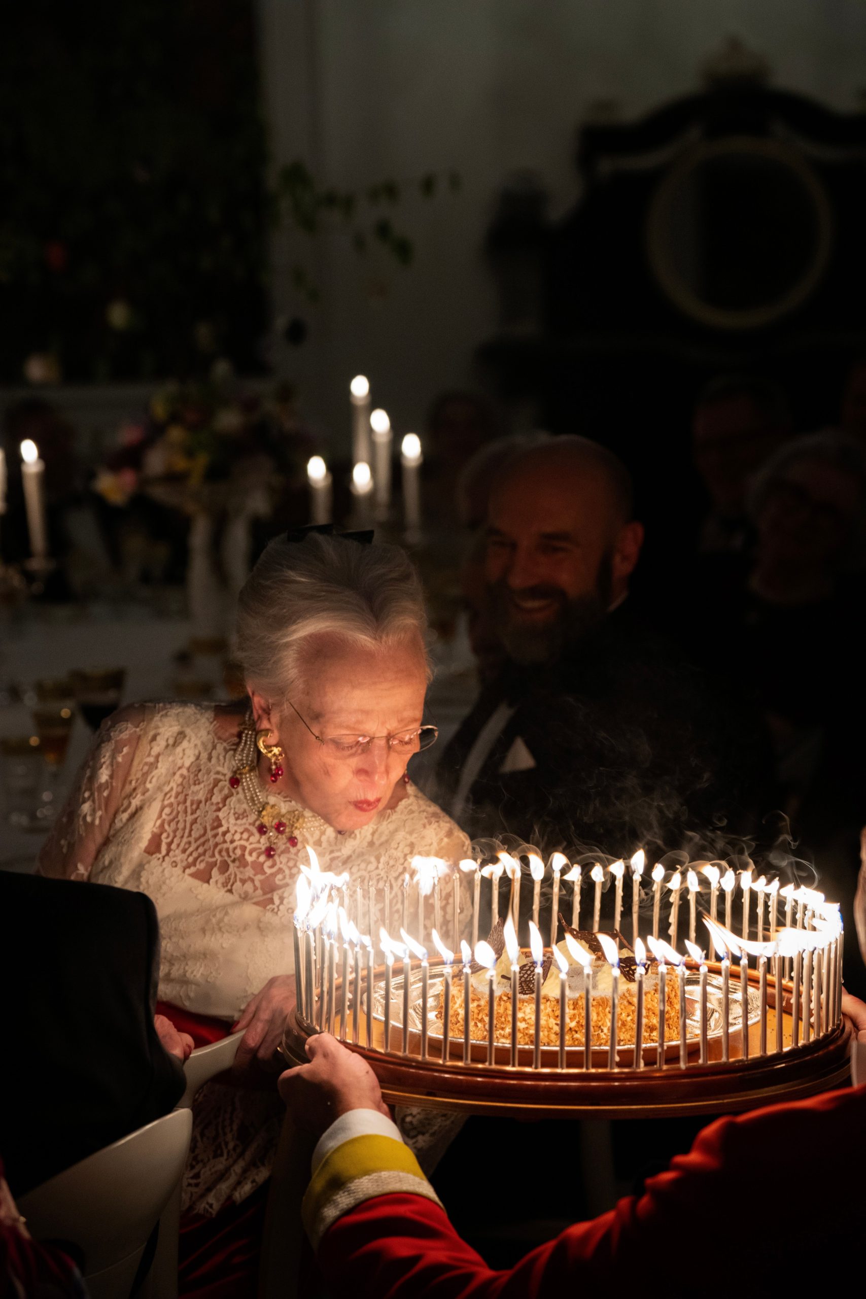 ​La fiesta íntima por el 85º cumpleaños de Margarita de Dinamarca: en familia (sin el príncipe Joaquín), vestida con los colores de la bandera danesa y una divertida pantomima 