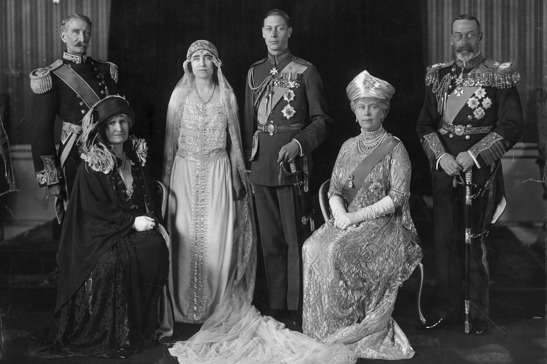 ​La boda de Isabel Bowes-Lyon y el futuro Jorge VI: una novia con vestido de inspiración medieval y sin tiara que escribió tradiciones y rompió moldes 