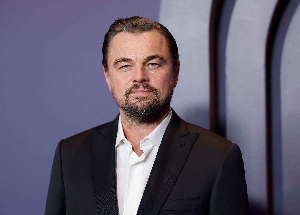 ​Vestido de buzo, en una lancha turística y rodeado de niños: la visita de Leonardo DiCaprio a Ibiza con su novia Vittoria Ceretti para defender la posidonia oceanica 