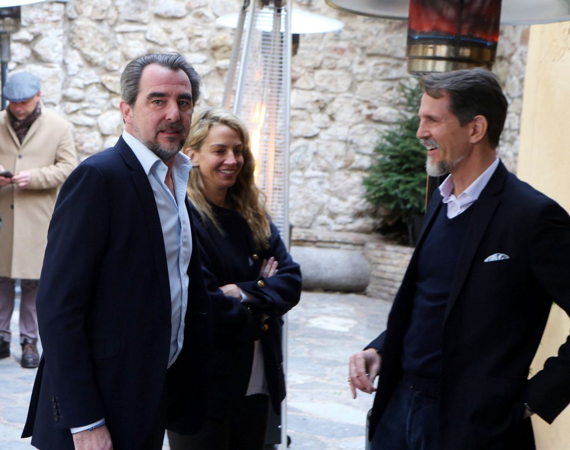 ​Un crucero humanitario con toques de luna de miel: el singular viaje de Nicolás de Grecia y Chrysi Vardinogianni por las islas griegas meses después de su boda 