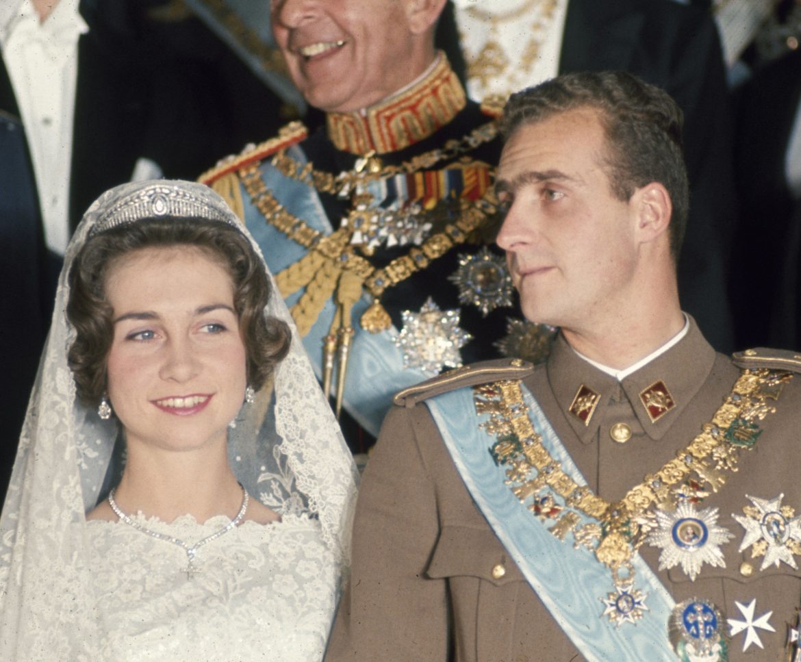 ​Los pendientes que la reina Sofía estrenó en su boda con el rey Juan Carlos (y ha prestado a la reina Letizia y a la infanta Cristina) 