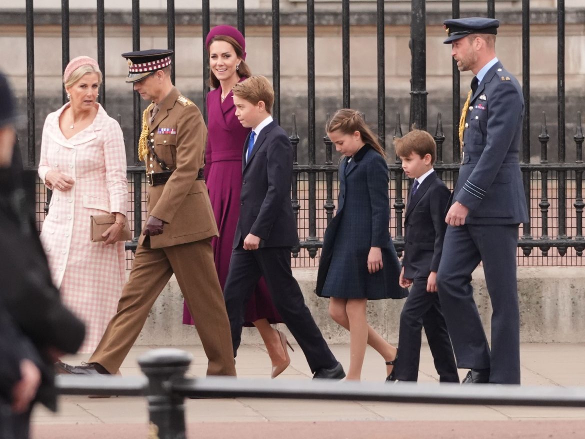 ​Kate Middleton, una visión en grosella con abrigo-vestido y fascinator, y Sofía de Edimburgo con conjunto de cuadros vichy: las fotos de la familia real en el Día de la Victoria 