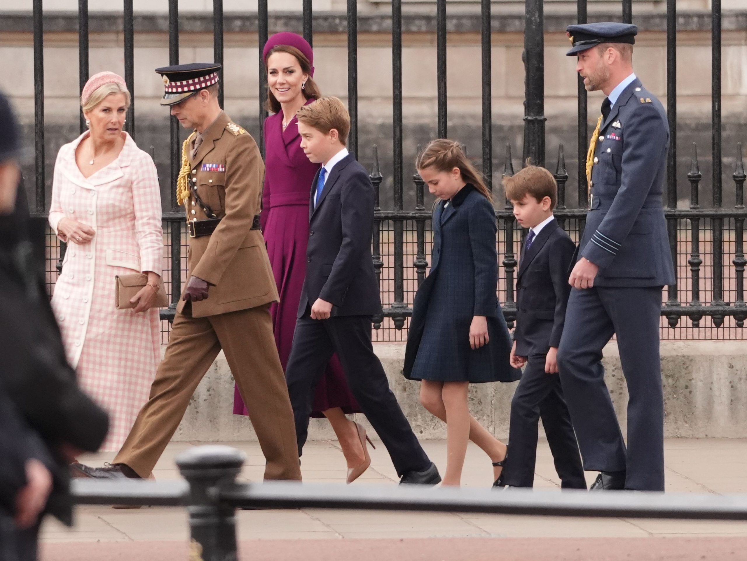 ​Kate Middleton, una visión en grosella con abrigo-vestido y fascinator, y Sofía de Edimburgo con conjunto de cuadros vichy: las fotos de la familia real en el Día de la Victoria 
