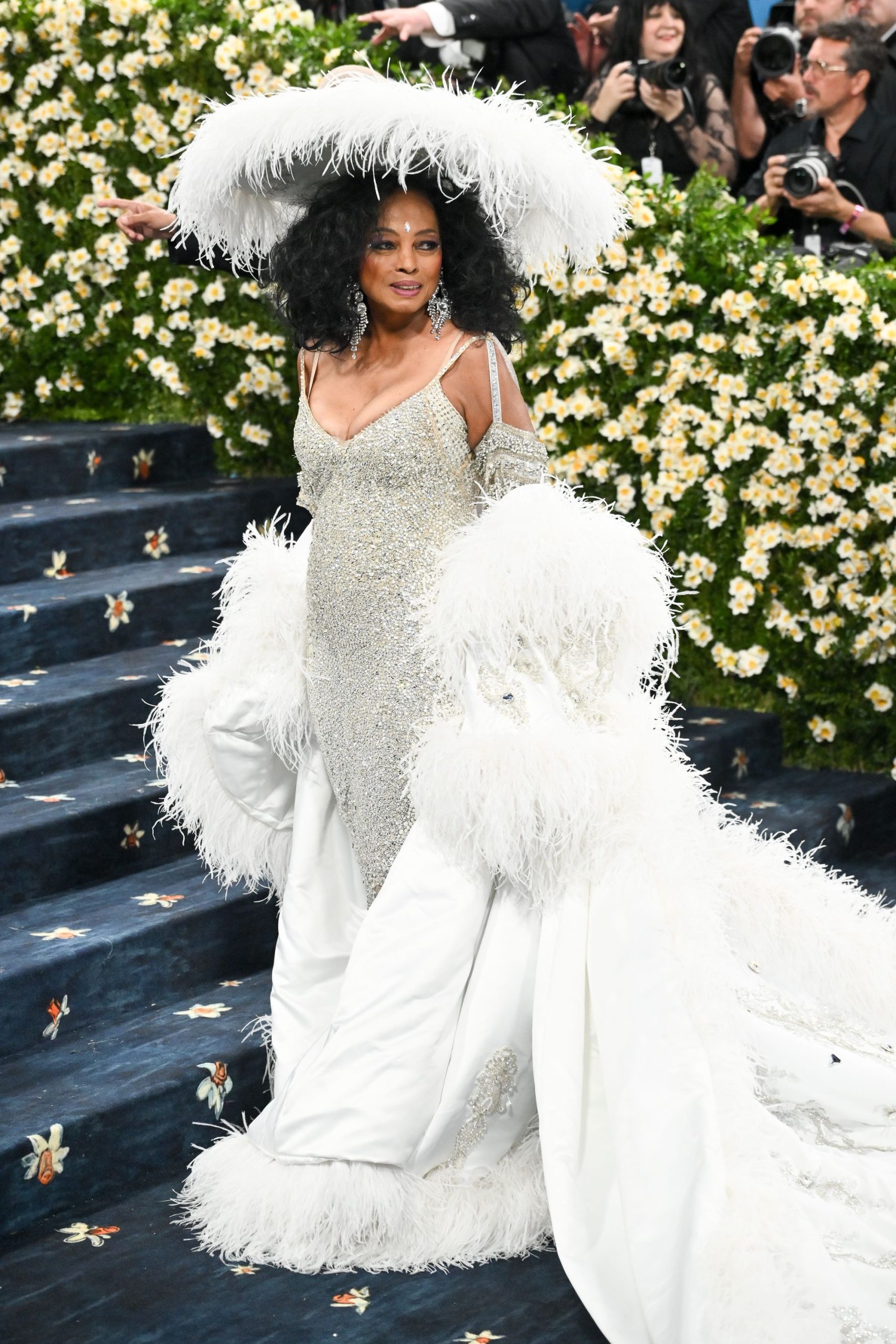 ​Diana Ross, reina suprema a los 81 años (junto a su hijo Evan) en la Met Gala 2025: con una cola gigante en la que llevaba grabados los nombres de sus cinco hijos y ocho nietos 