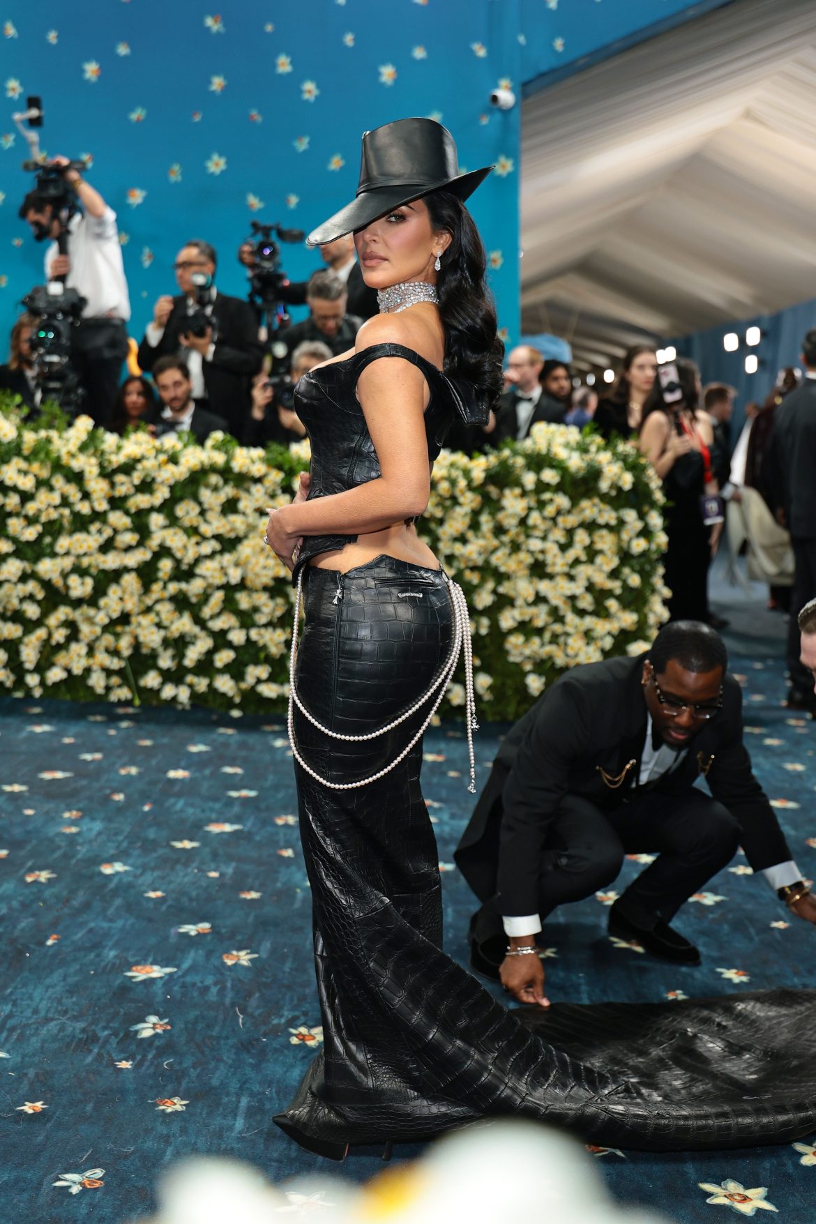 ​Kim Kardashian no hace las cosas a medias: Su impactante vestido con relieve de cocodrilo en la Met Gala 2025 
