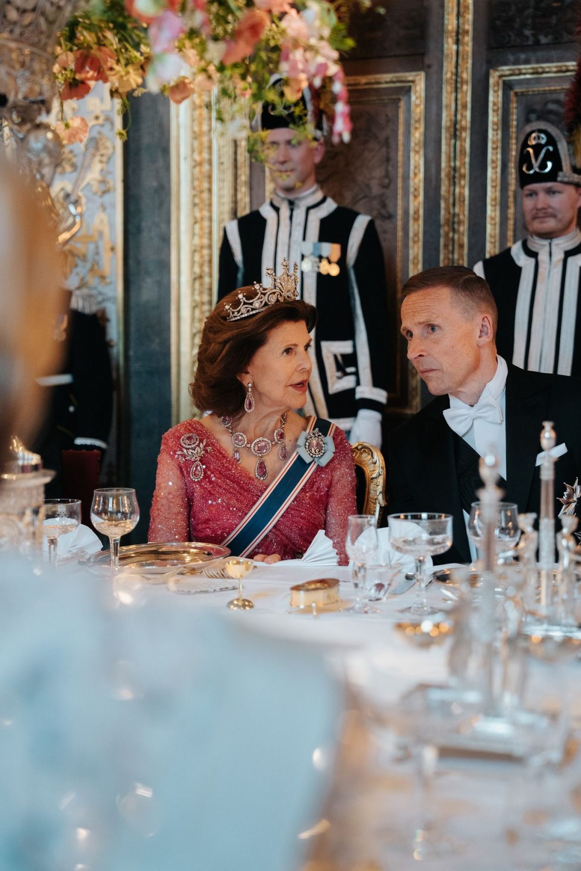 ​Collar de topacios rosas, la tiara de nueve puntas y… zapatillas: Silvia de Suecia, una reina de gala pero cómoda tras su reciente operación de pie 