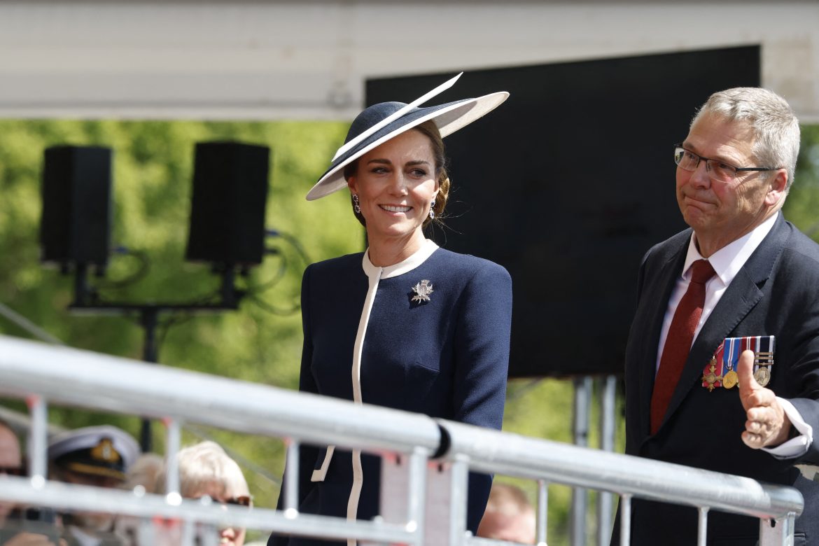 ​Kate Middleton, radiante como madrina de la Marina Real: vestido en crepé de Suzannah London y el sombrero de Philip Treacy que lució en el jubileo de Isabel II 