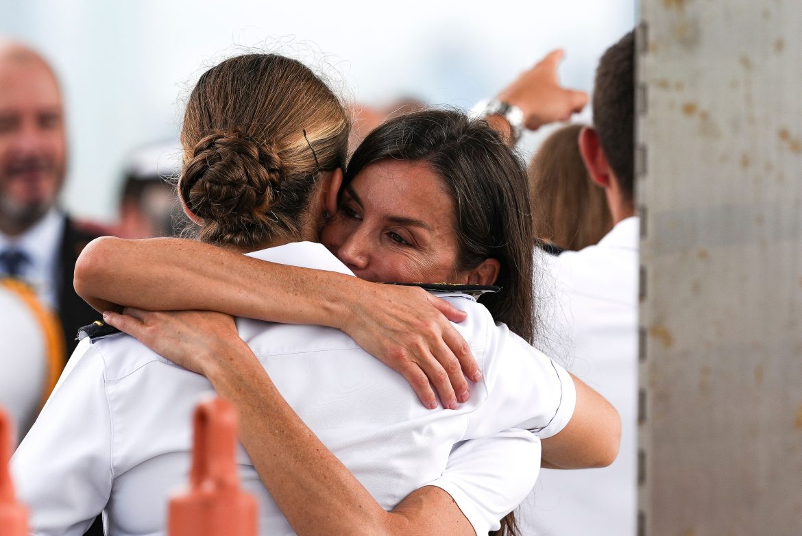 ​El abrazo de Letizia y Leonor: el emotivo reencuentro en Panamá tras casi cuatro meses sin verse 