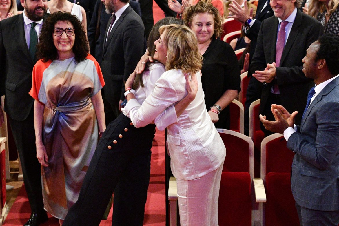 ​La complicidad de Letizia y Almudena Ariza en un abrazo:  «En tiempos de duda, conviene recordar lo que somos. Tenemos que aferrarnos a ese principio de humanidad” 