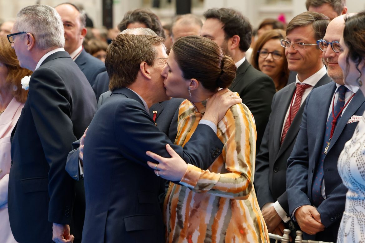 ​Teresa Urquijo debuta en las Medallas de Madrid: beso a Almeida y el vestido ‘made in Spain’ que también tiene Victoria Federica 
