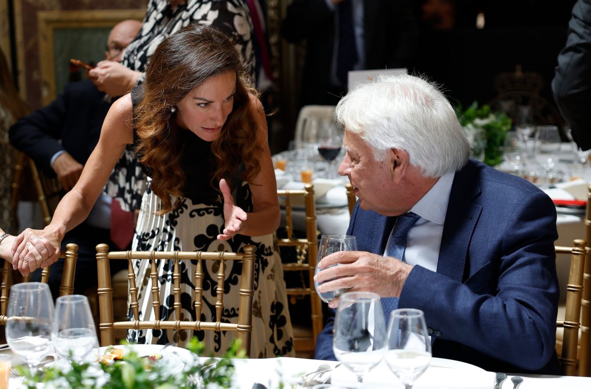 ​Telma Ortiz, cada vez más mediática por su nuevo trabajo: la hermana de Letizia asiste a una entrega de medallas a los expresidentes Aznar y González (antes de su posible coincidencia de agenda con Felipe VI) 