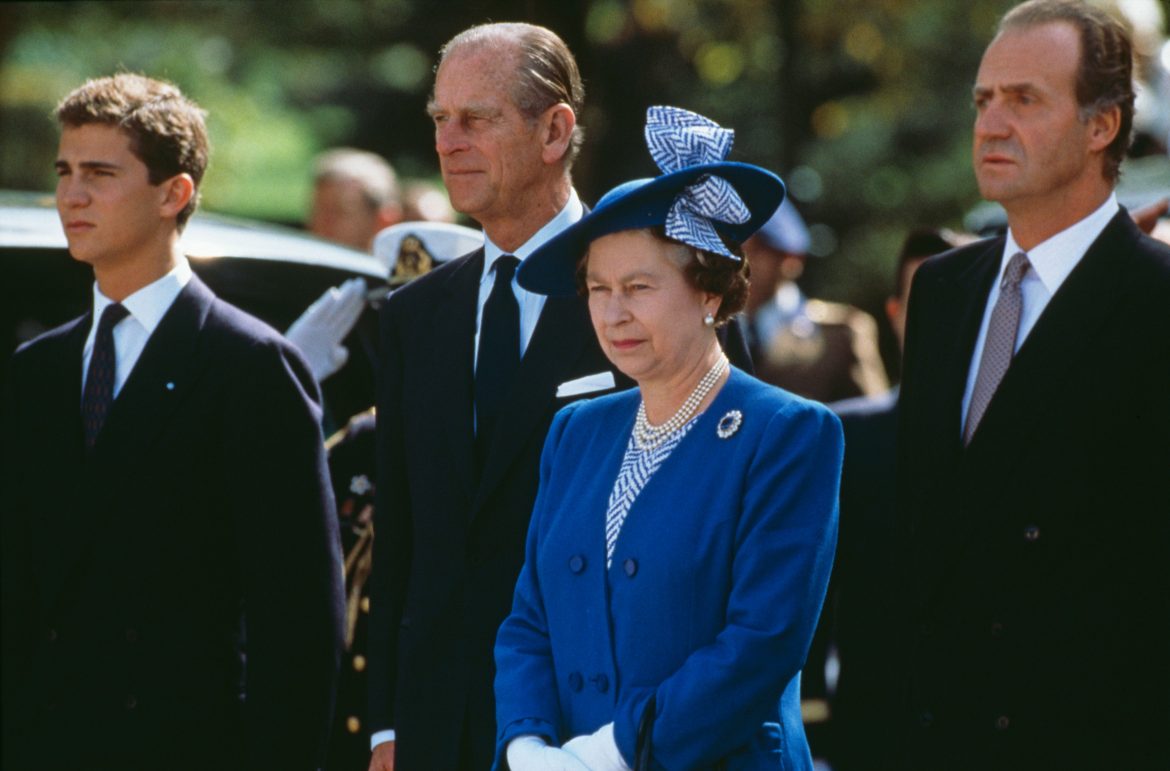 ​La visita sorpresa de doña Sofía y la infanta Cristina, su encuentro con los corgis de Isabel II, el accidente de Pablo de Grecia… Las anécdotas del último viaje de Felipe de Borbón como guardiamarina 