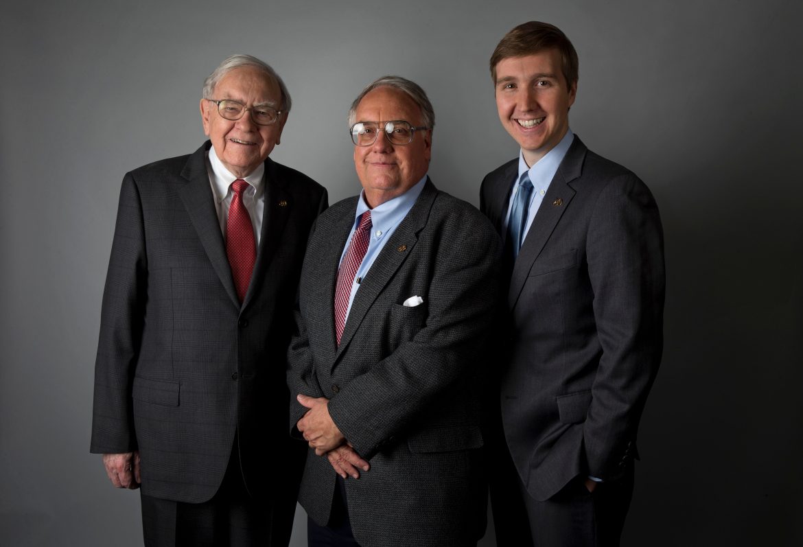 ​Los hijos (y el nieto) del recién jubilado Warren Buffett no heredarán sus 140.000 millones de euros, pero tendrán 10 años para decidir su destino 