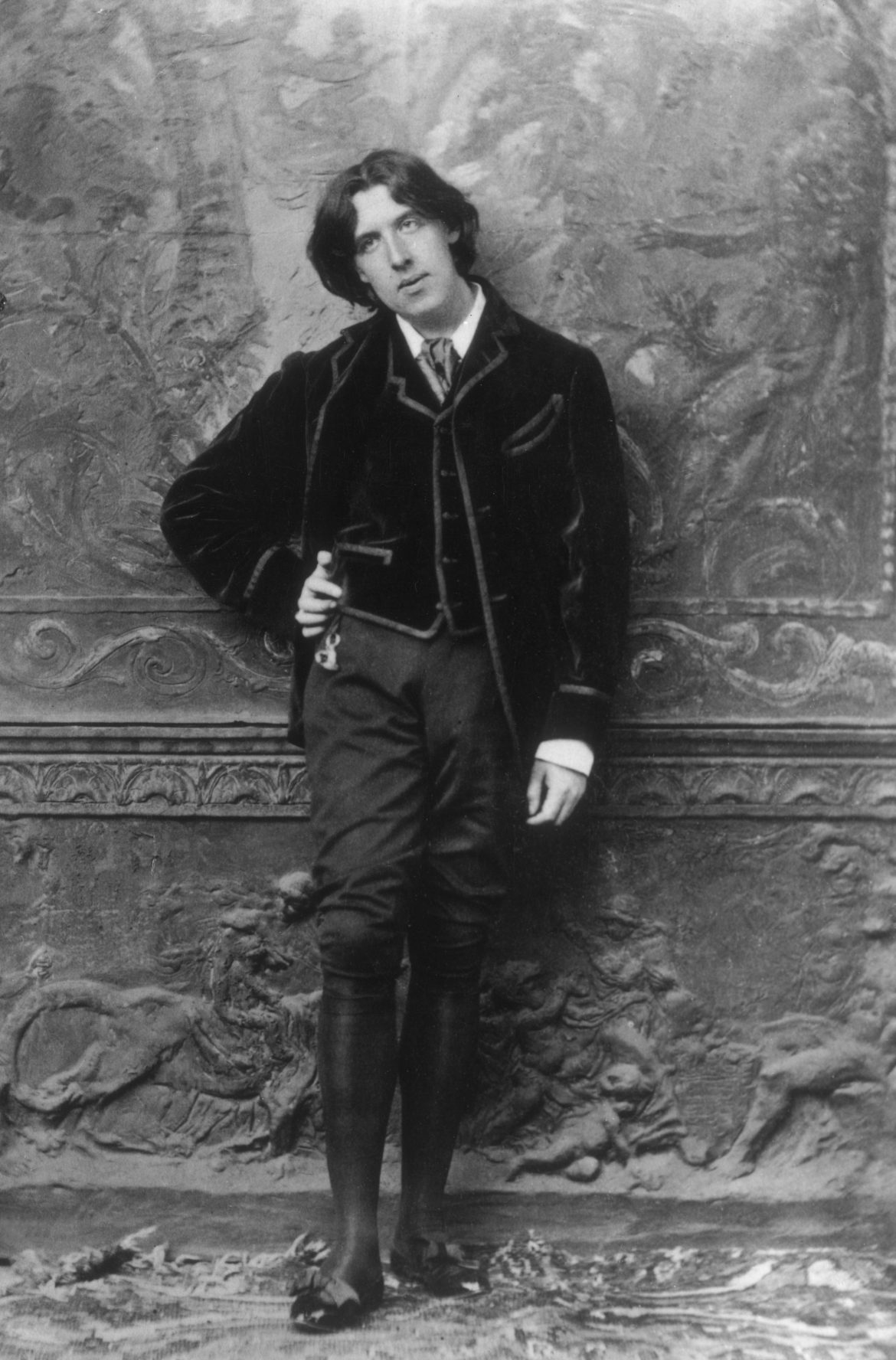 ​Oscar Wilde, el dandi inmortal que ha inspirado a Alessandro Michele, Jonathan Anderson y McQueen: 125 años redefiniendo el estilo, la moda y la libertad 