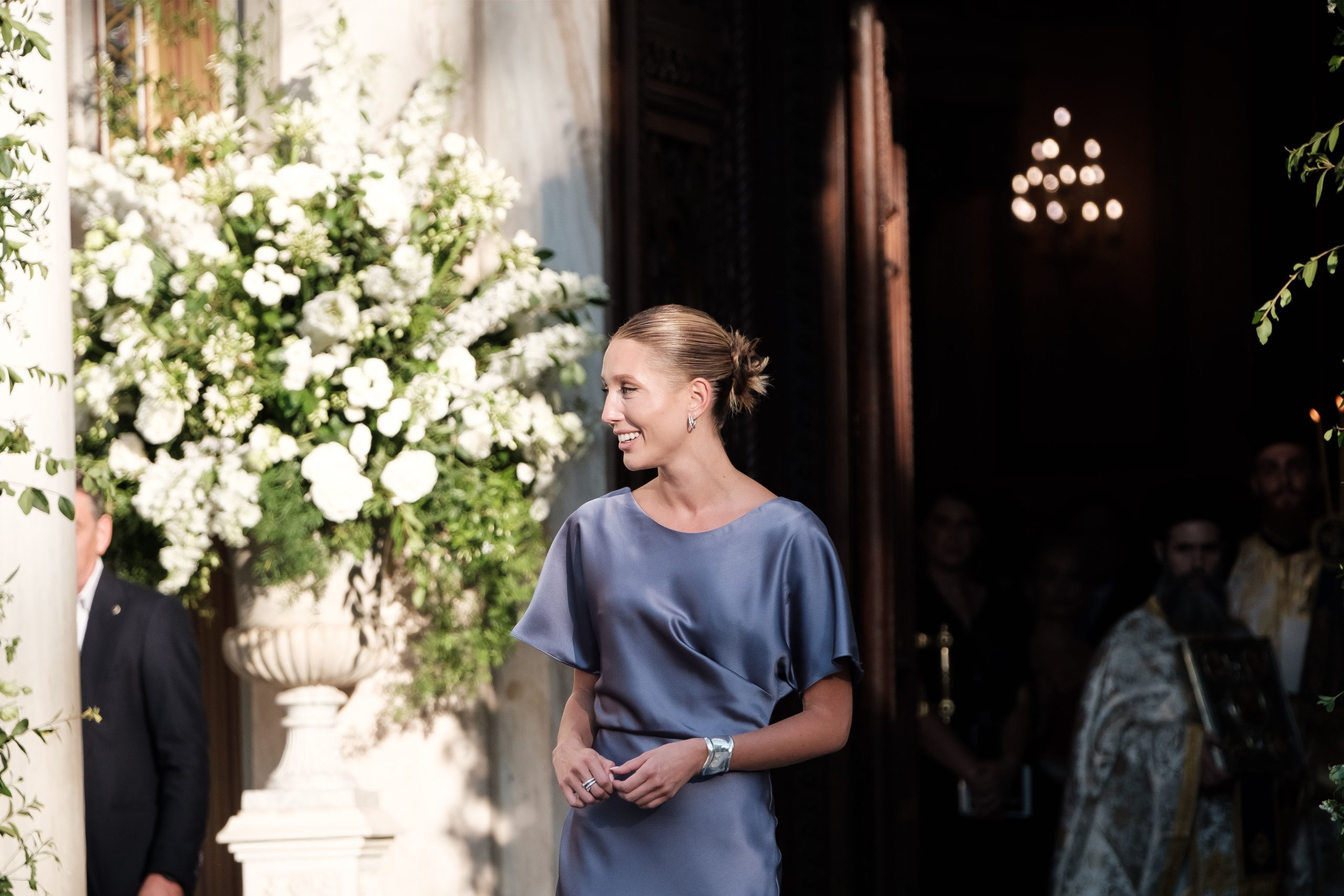 ​Olympia de Grecia se transforma en Carrie Bradshaw para la boda de una buena amiga: su vestido rosa vintage de Donna Karan que apareció en la serie de Sarah-Jessica Parker 