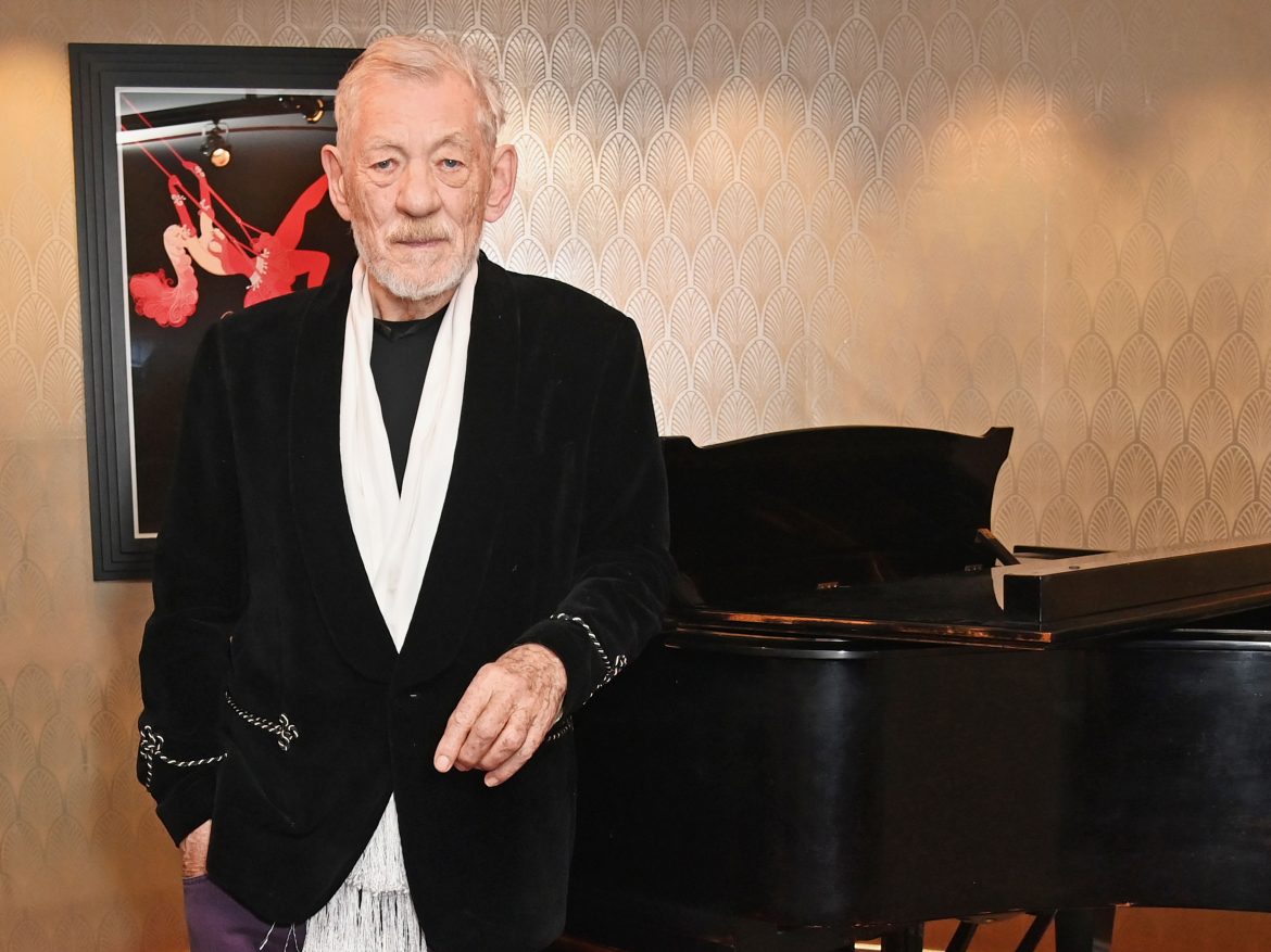 ​Ian McKellen, más activo y combativo que nunca a sus 86 años: presenta Shakespeare con actores trans y se pone a las órdenes de un adolescente en una película sobre la historia LGBTQ+ (mientras se prepara para ‘Vengadores: Doomsday’) 