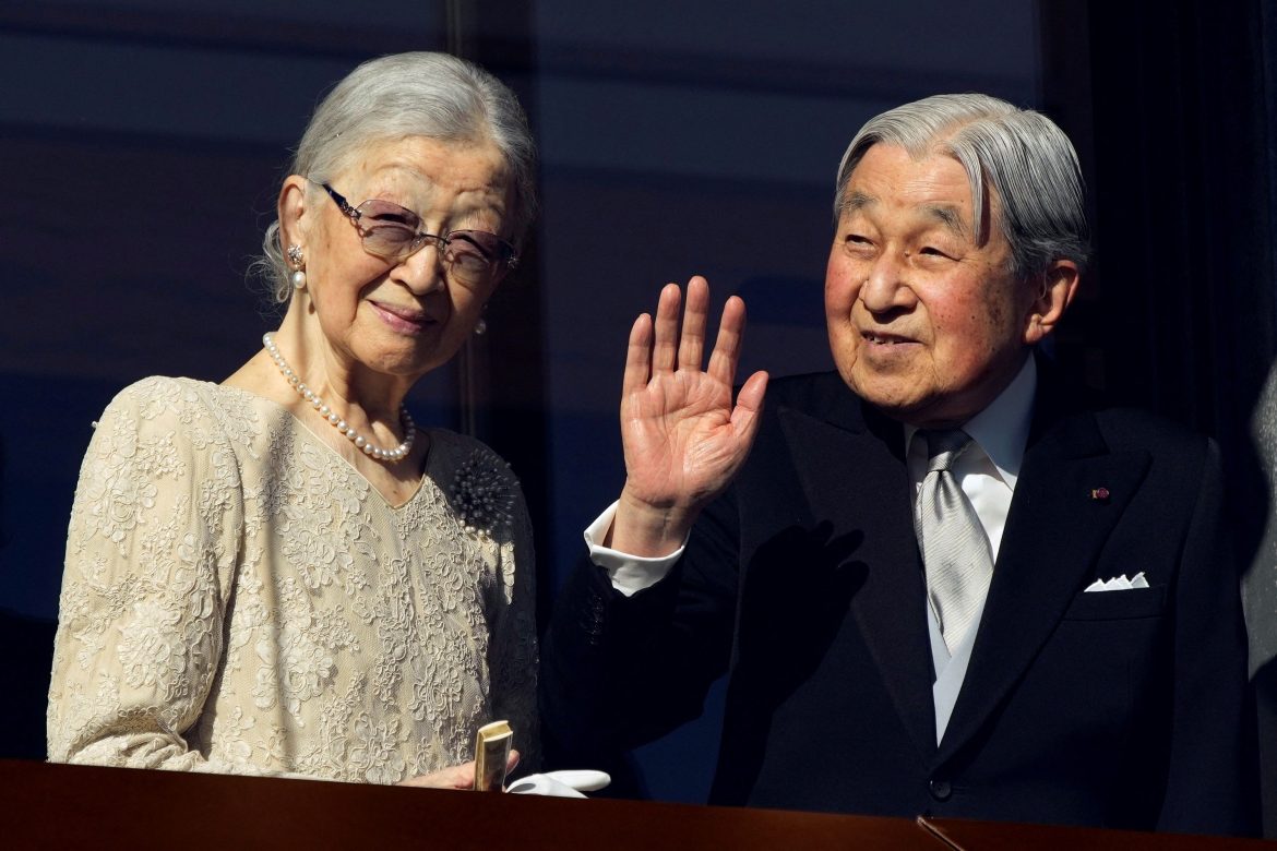 ​La delicada salud de Akihito, el emperador emérito de Japón que vive dedicado a la investigación de los peces 