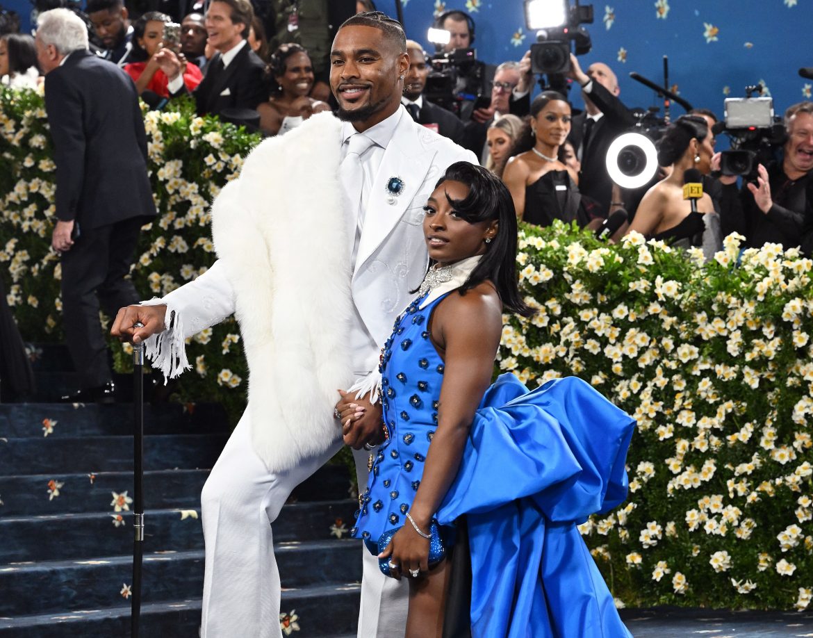 ​Las parejas más bellas de la Met Gala 2025: de Simone Biles con Jonathan Owens (en la víspera de su aniversario) a la ultraglamurosa primera alfombra roja de Dua Lipa y Callum Turner 