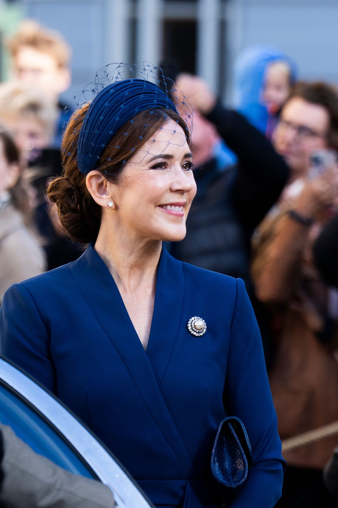 ​Mary de Dinamarca hace un guiño a su debut como reina y al día de su boda: Margarita II le cede su broche favorito 